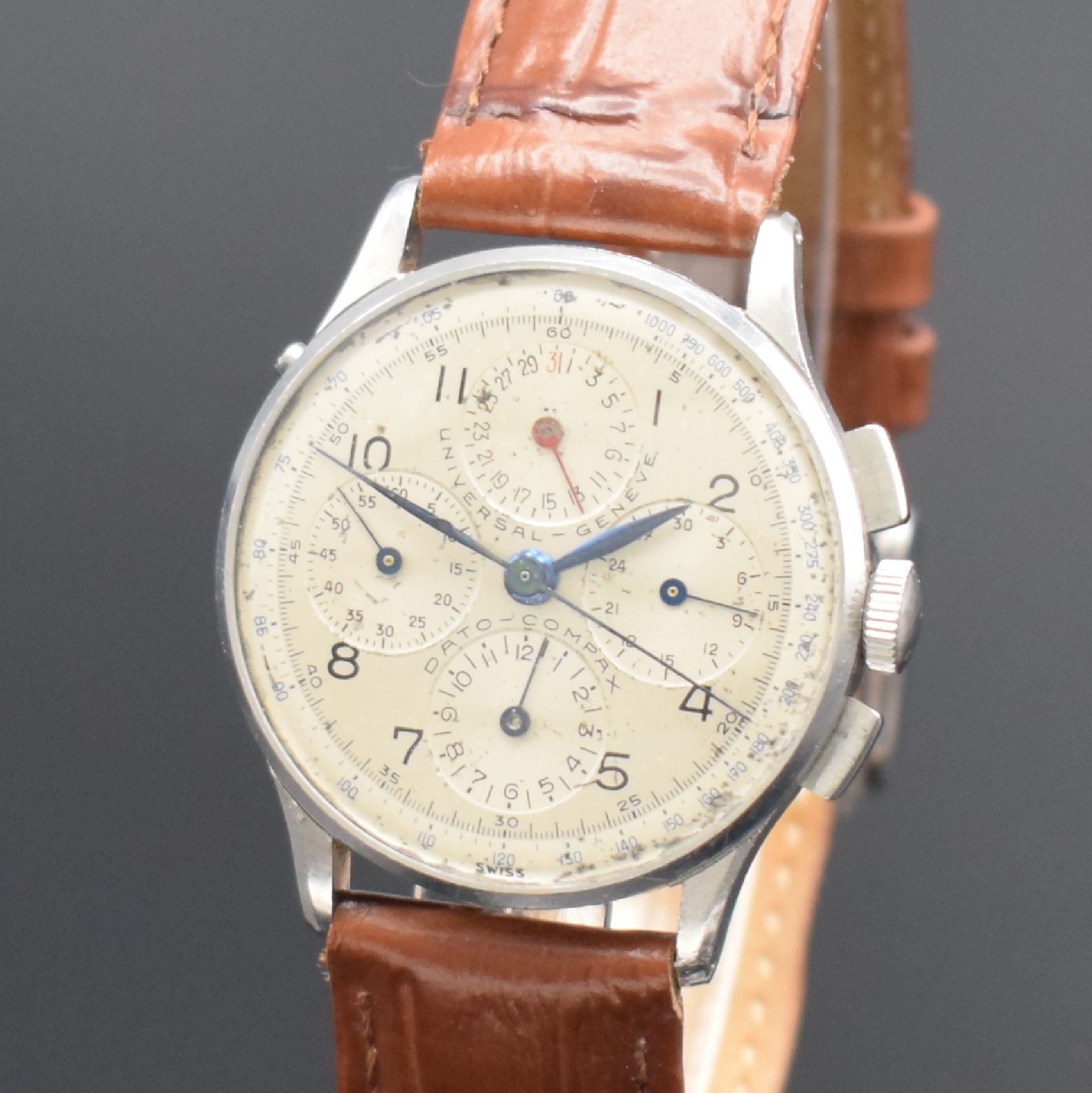 Detail c: UNIVERSAL GENEVE Dato-Compax Herrenarmbanduhr in Stahl, Schweiz um 1945, Handaufzug, 3-teil. unpoliertes Geh., Boden & Glasrand aufgedr., silb. ...