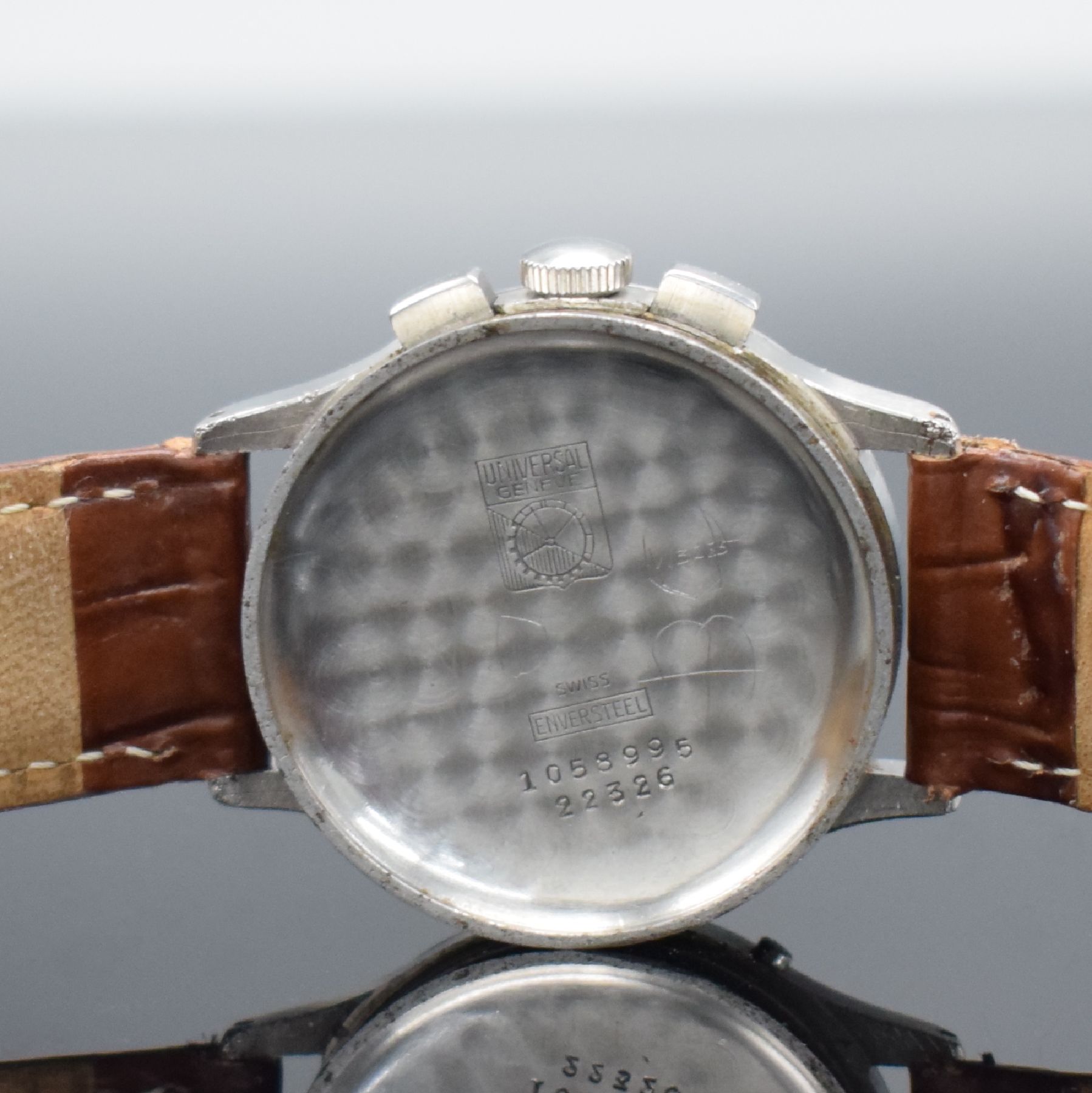 Detail g: UNIVERSAL GENEVE Dato-Compax Herrenarmbanduhr in Stahl, Schweiz um 1945, Handaufzug, 3-teil. unpoliertes Geh., Boden & Glasrand aufgedr., silb. ...