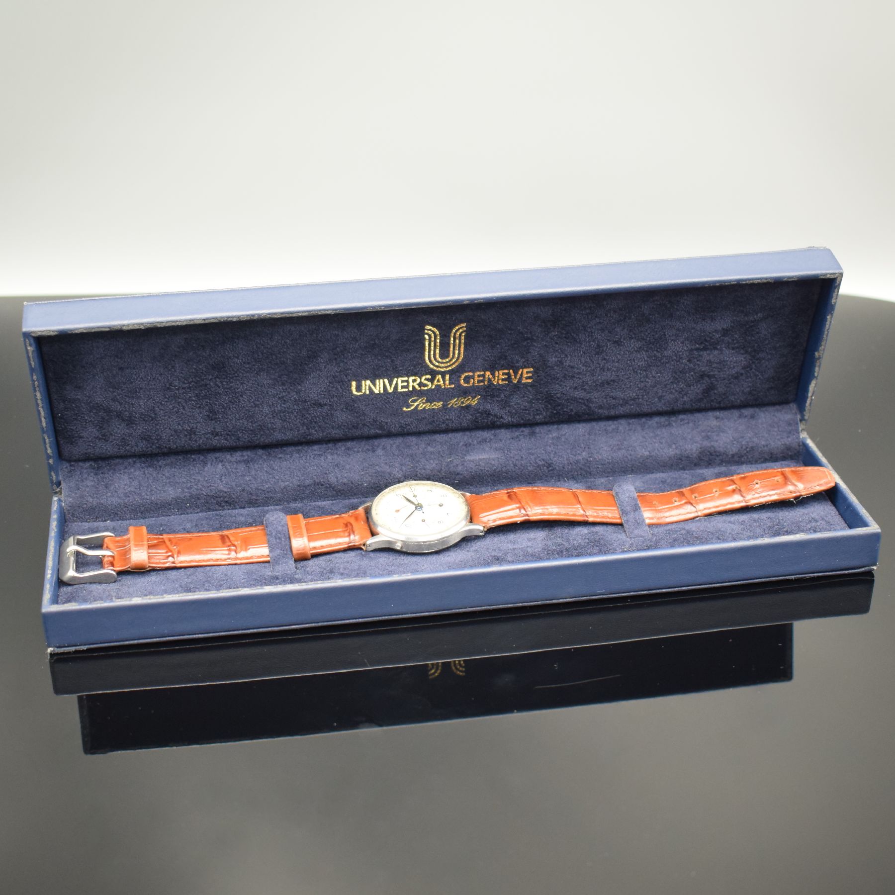 Detail h: UNIVERSAL GENEVE Dato-Compax Herrenarmbanduhr in Stahl, Schweiz um 1945, Handaufzug, 3-teil. unpoliertes Geh., Boden & Glasrand aufgedr., silb. ...