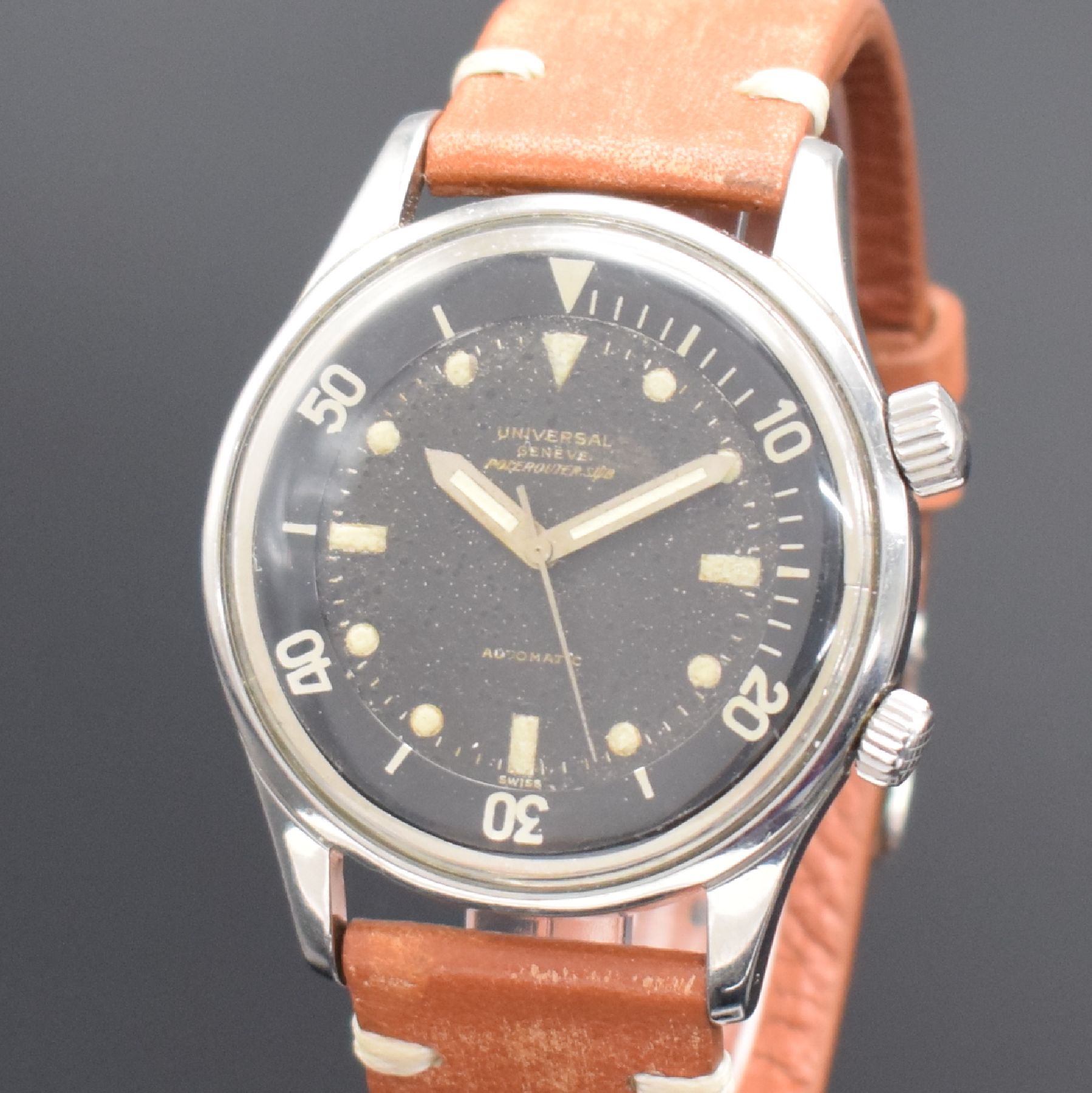 Detail a: UNIVERSAL GENEVE Polerouter Sub seltene große Herrenarmbanduhr in Stahl, Schweiz um 1960, Automatik, 2-teil. Geh., Boden geschr., schwarzes ...