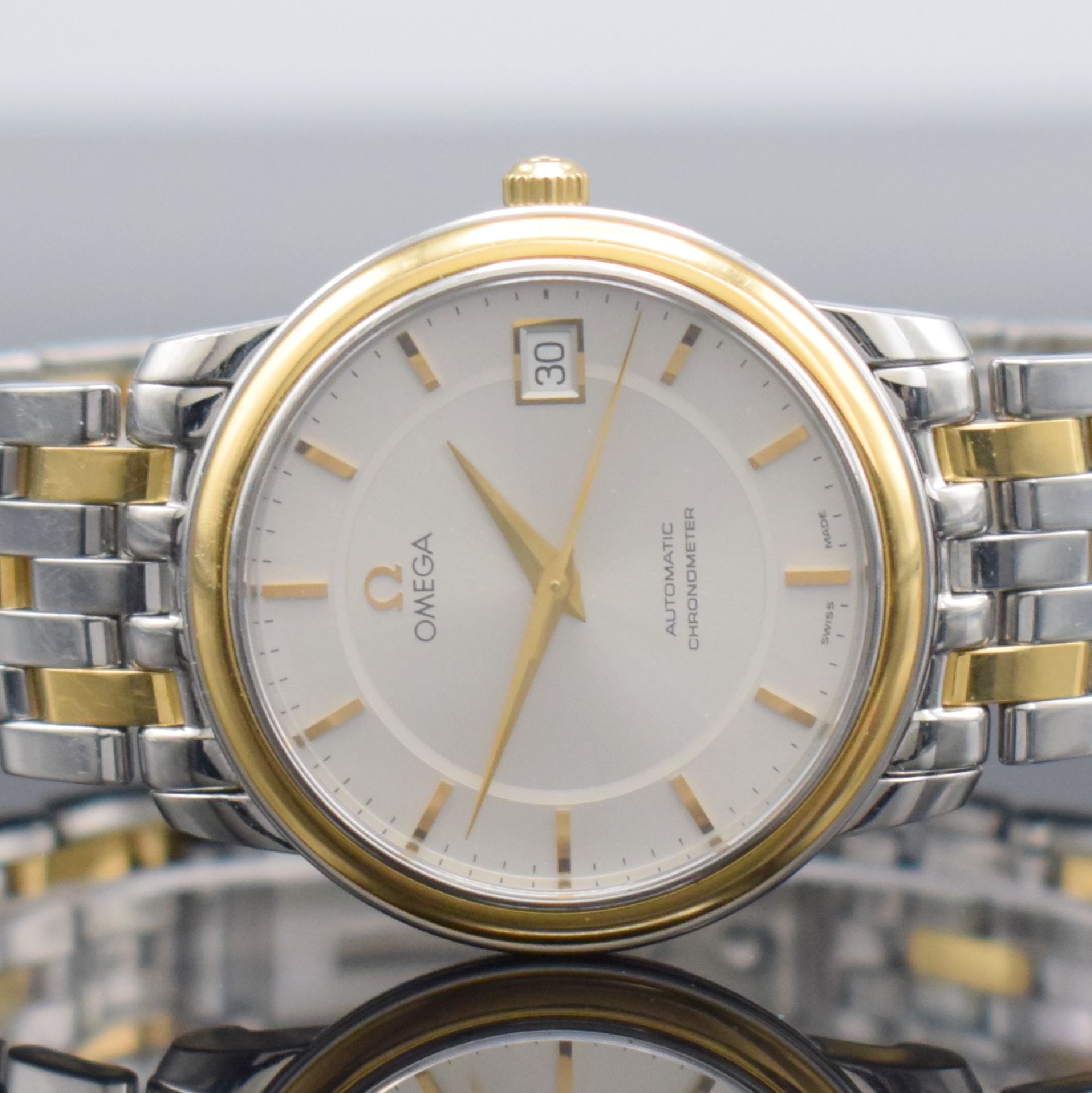 Detail a: OMEGA Chronometer Herrenarmbanduhr, Schweiz um 1996, Automatik, Edelstahl & Gold komb., Boden aufgedr., Gliederband m. Faltschl., silb. Zifferbl. m. ...