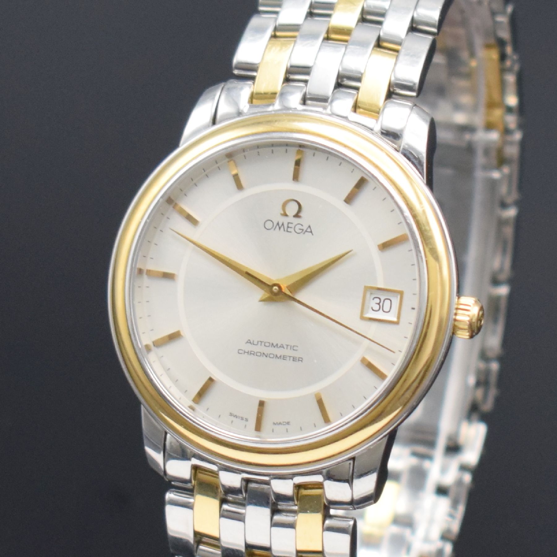 Detail c: OMEGA Chronometer Herrenarmbanduhr, Schweiz um 1996, Automatik, Edelstahl & Gold komb., Boden aufgedr., Gliederband m. Faltschl., silb. Zifferbl. m. ...
