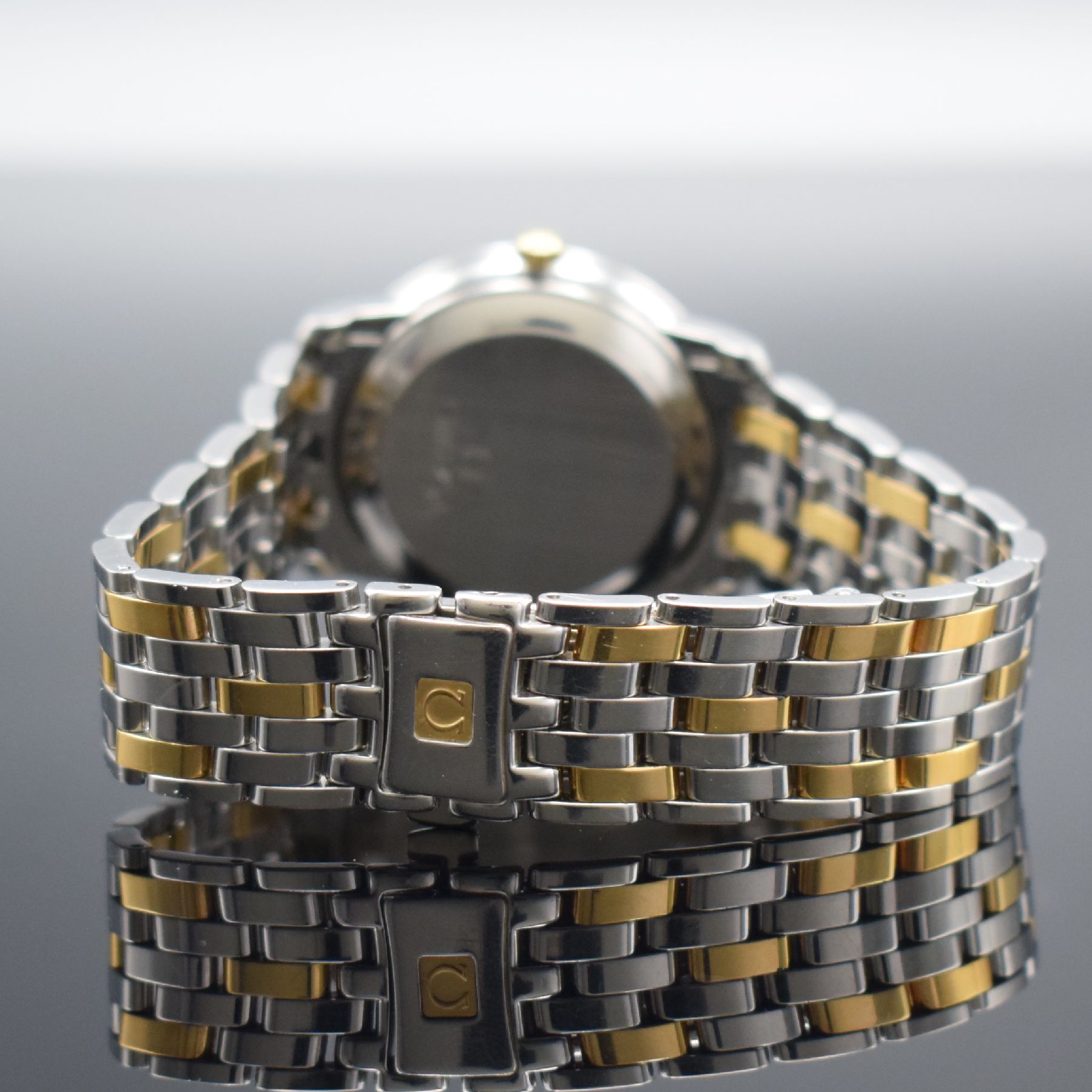 Detail d: OMEGA Chronometer Herrenarmbanduhr, Schweiz um 1996, Automatik, Edelstahl & Gold komb., Boden aufgedr., Gliederband m. Faltschl., silb. Zifferbl. m. ...