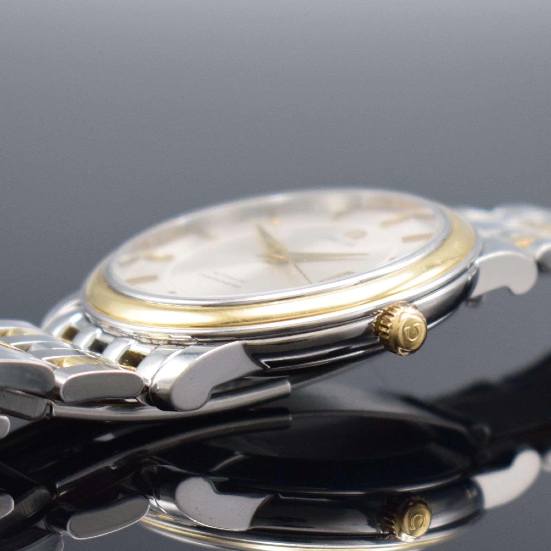 Detail e: OMEGA Chronometer Herrenarmbanduhr, Schweiz um 1996, Automatik, Edelstahl & Gold komb., Boden aufgedr., Gliederband m. Faltschl., silb. Zifferbl. m. ...