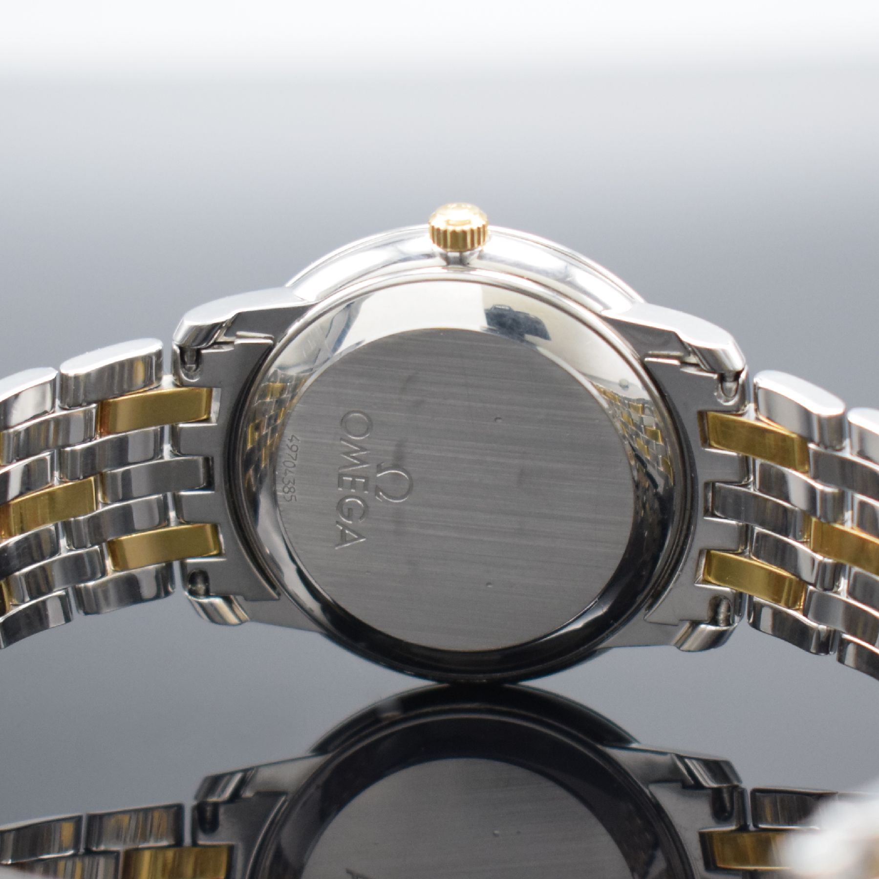 Detail f: OMEGA Chronometer Herrenarmbanduhr, Schweiz um 1996, Automatik, Edelstahl & Gold komb., Boden aufgedr., Gliederband m. Faltschl., silb. Zifferbl. m. ...