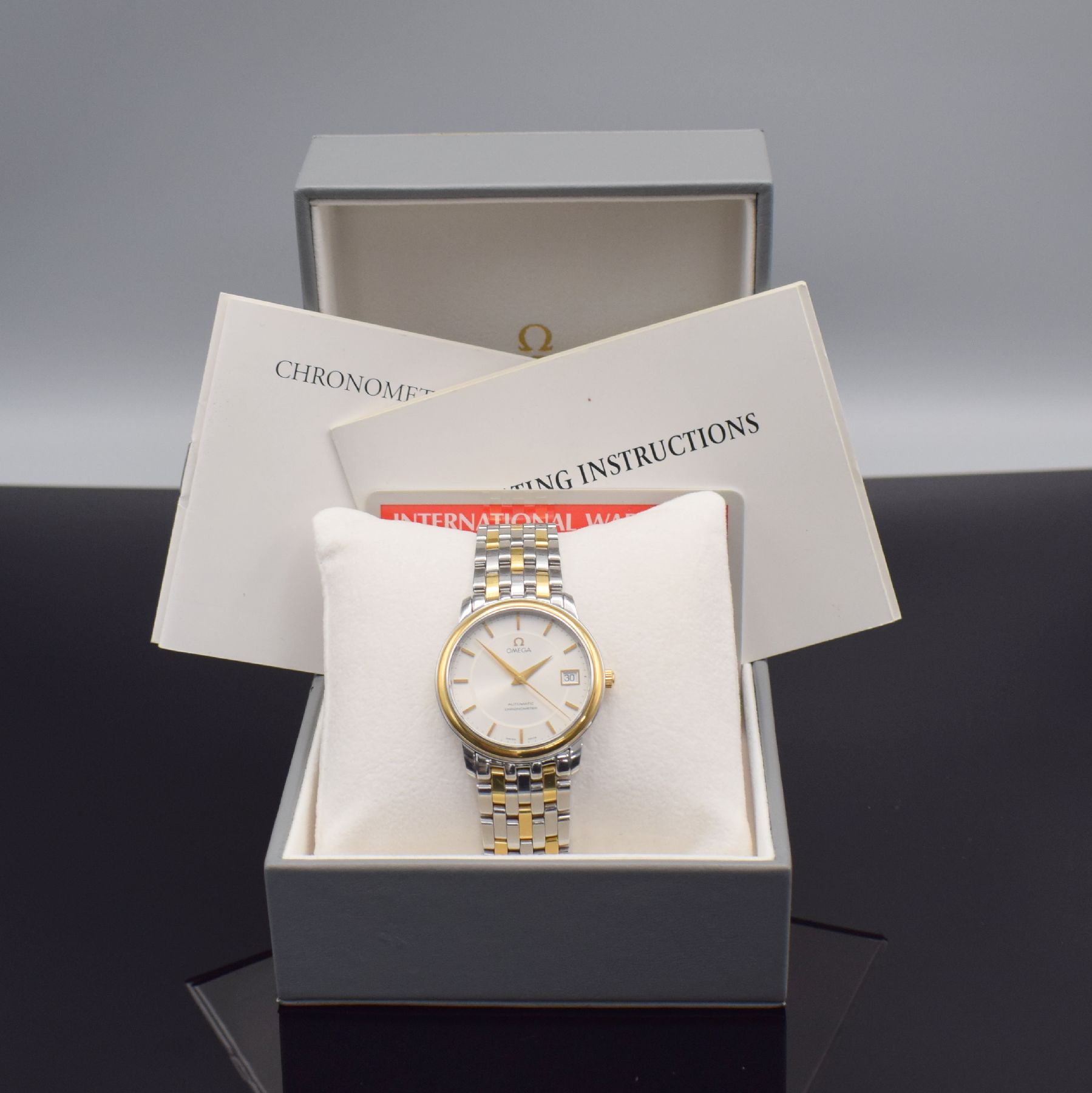 Detail g: OMEGA Chronometer Herrenarmbanduhr, Schweiz um 1996, Automatik, Edelstahl & Gold komb., Boden aufgedr., Gliederband m. Faltschl., silb. Zifferbl. m. ...