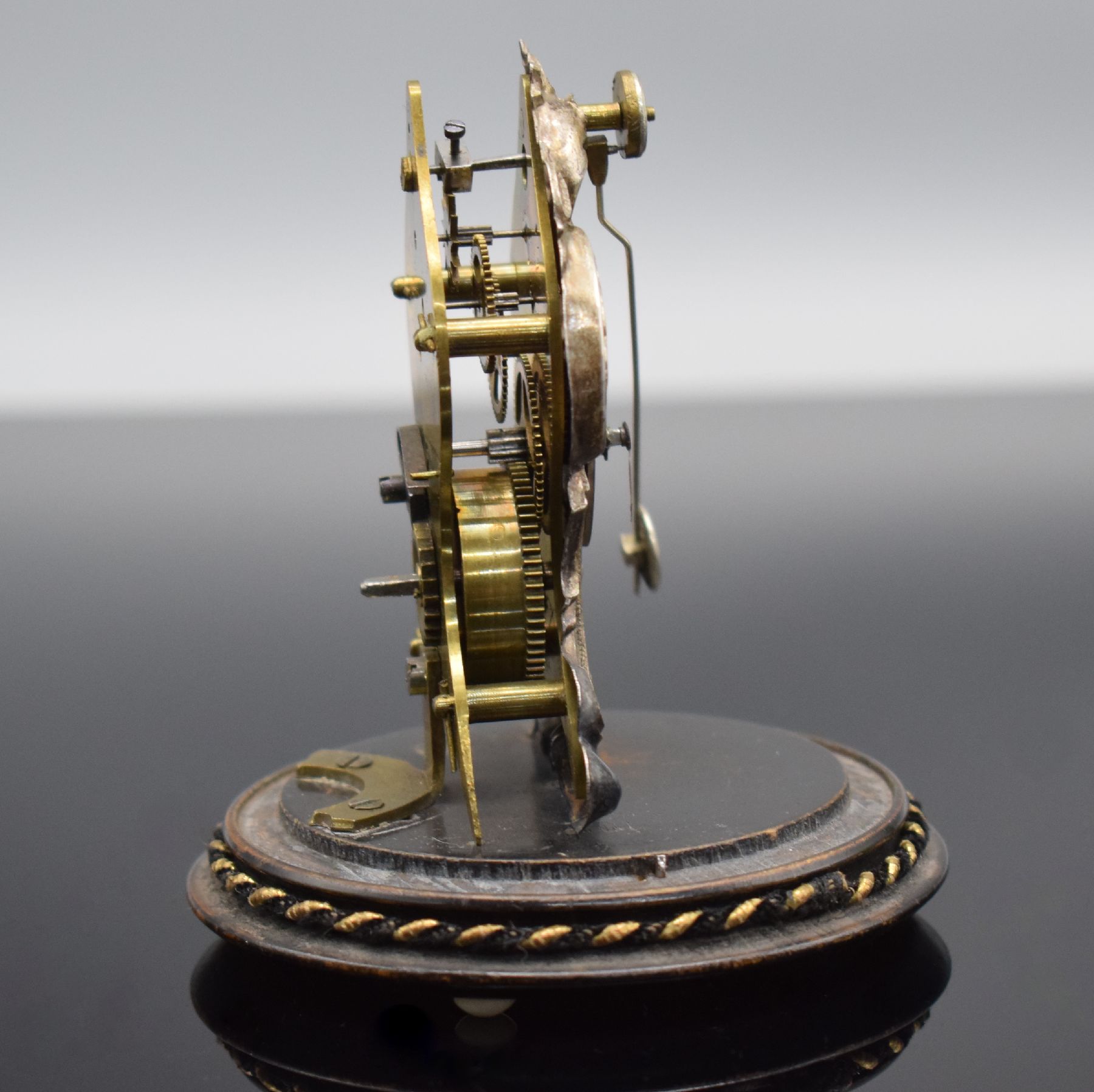 Detail a: Miniatur Vorderzappler unter Glasdom, Österreich um 1870, gedrechselter Holzsockel auf drei Füßen, vers. geprägte Front in Vasenform, ...