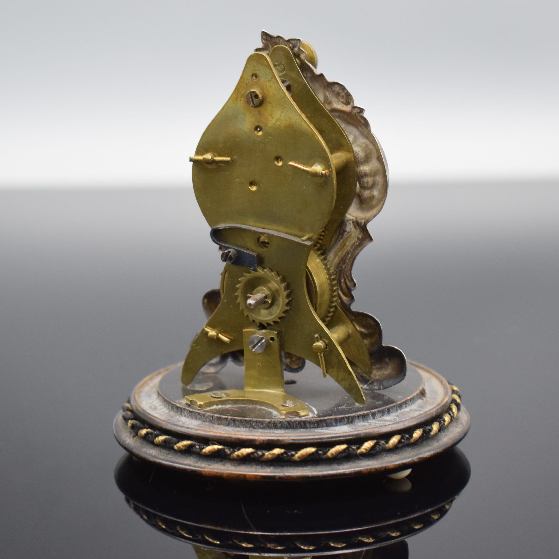 Detail b: Miniatur Vorderzappler unter Glasdom, Österreich um 1870, gedrechselter Holzsockel auf drei Füßen, vers. geprägte Front in Vasenform, ...