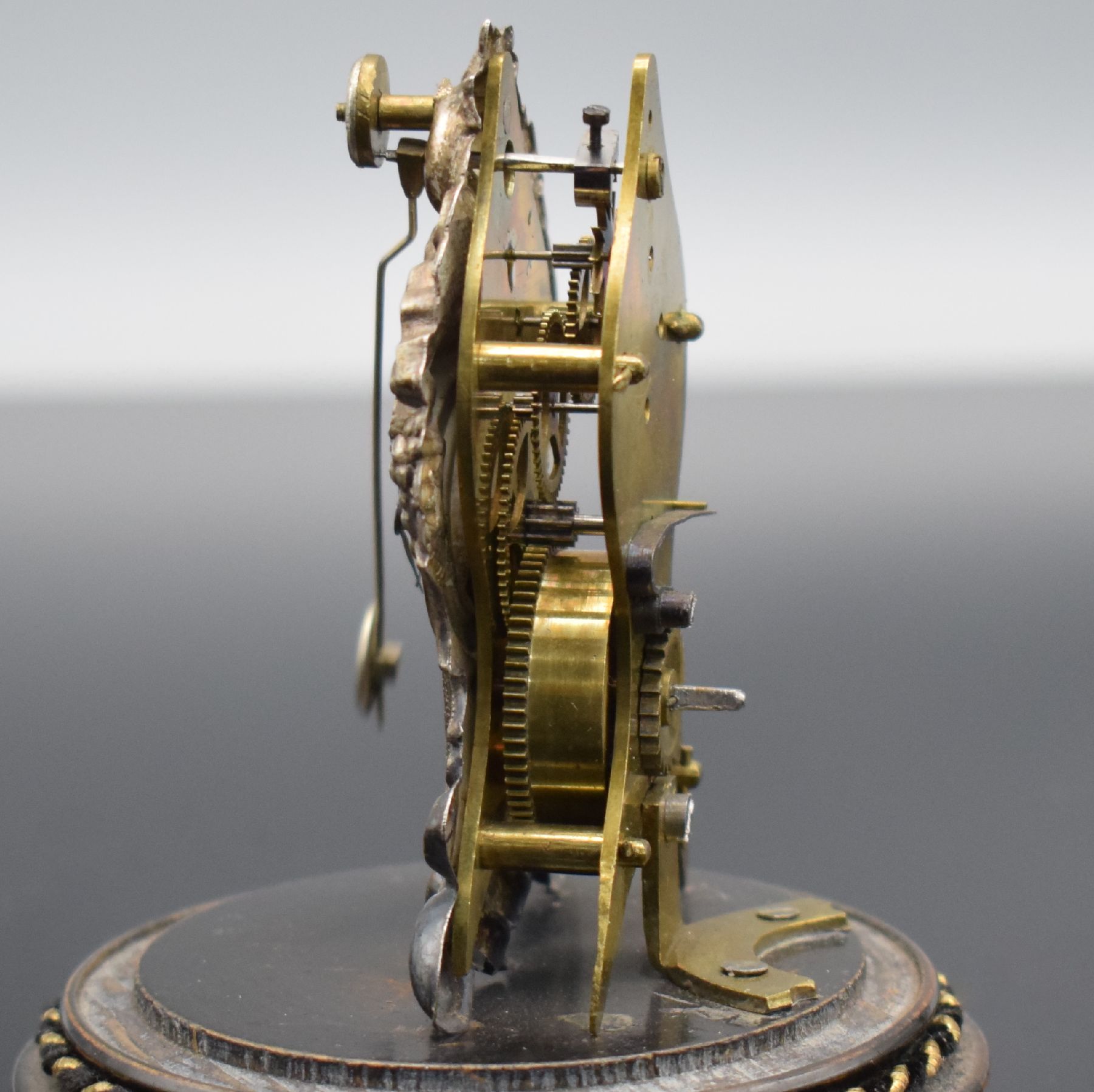 Detail c: Miniatur Vorderzappler unter Glasdom, Österreich um 1870, gedrechselter Holzsockel auf drei Füßen, vers. geprägte Front in Vasenform, ...