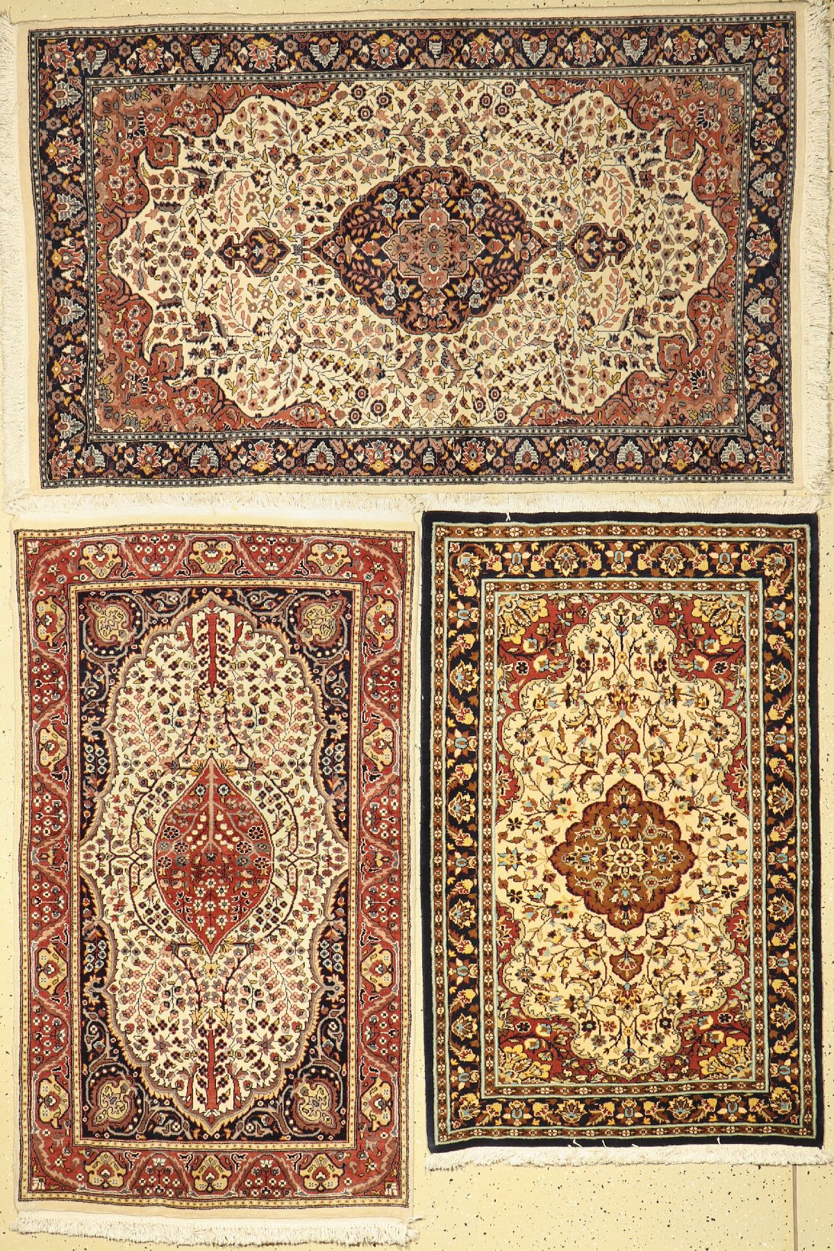 3 Lots Lahor, Pakistan, ca. 40 Jahre, Wolleauf Baumwolle, ca. 150 x 90 cm, EHZ: 2