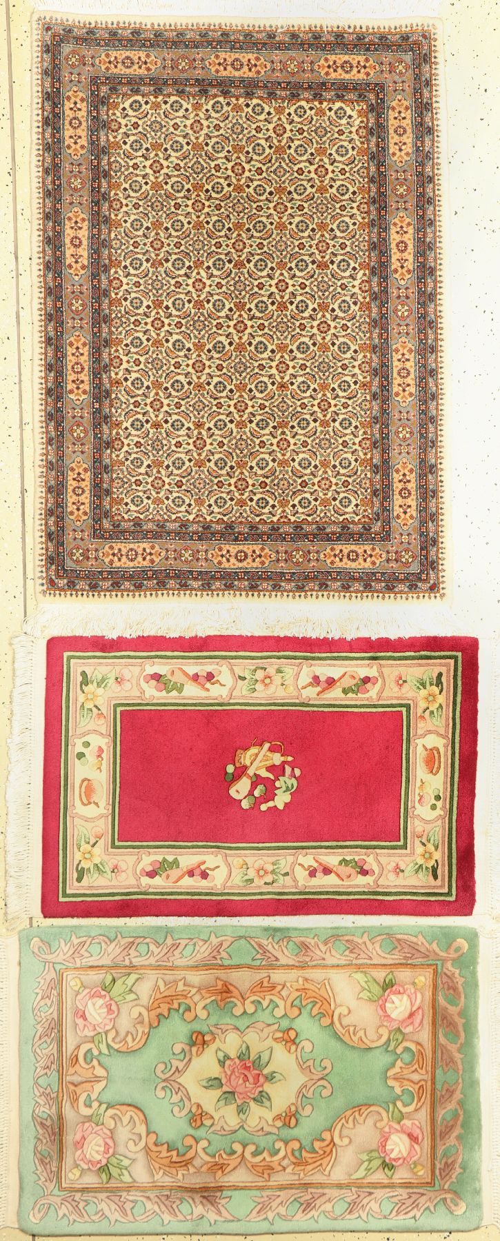 2 Chinesische Savonnerie, ca, 93 x 65 cm, und Albanischer Mud, ca. 119 x 94 cm, EHZ: 2