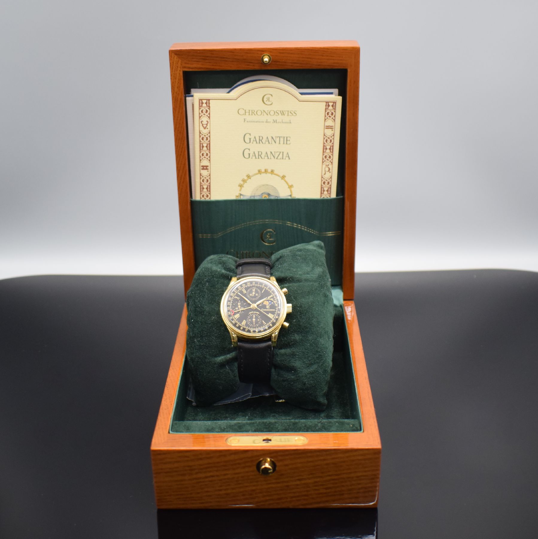 Detail e: CHRONOSWISS vergoldeter Herrenchronograph mit Mondphase, Schweiz um 2003, Automatik, Ref. 77990, Boden verschr., schwarzes Zifferbl. m. röm. Zahlen, ...