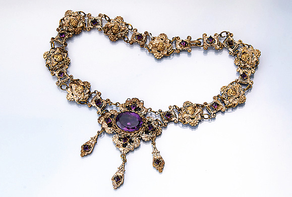 Modeschmuckcollier, wohl Ungarn um 1870/80, Metall teilvergoldet, Glassteinbesatz von feiner Qual. in der Lit. ähnlich abgeb., sehr prunkvoll, L. ...