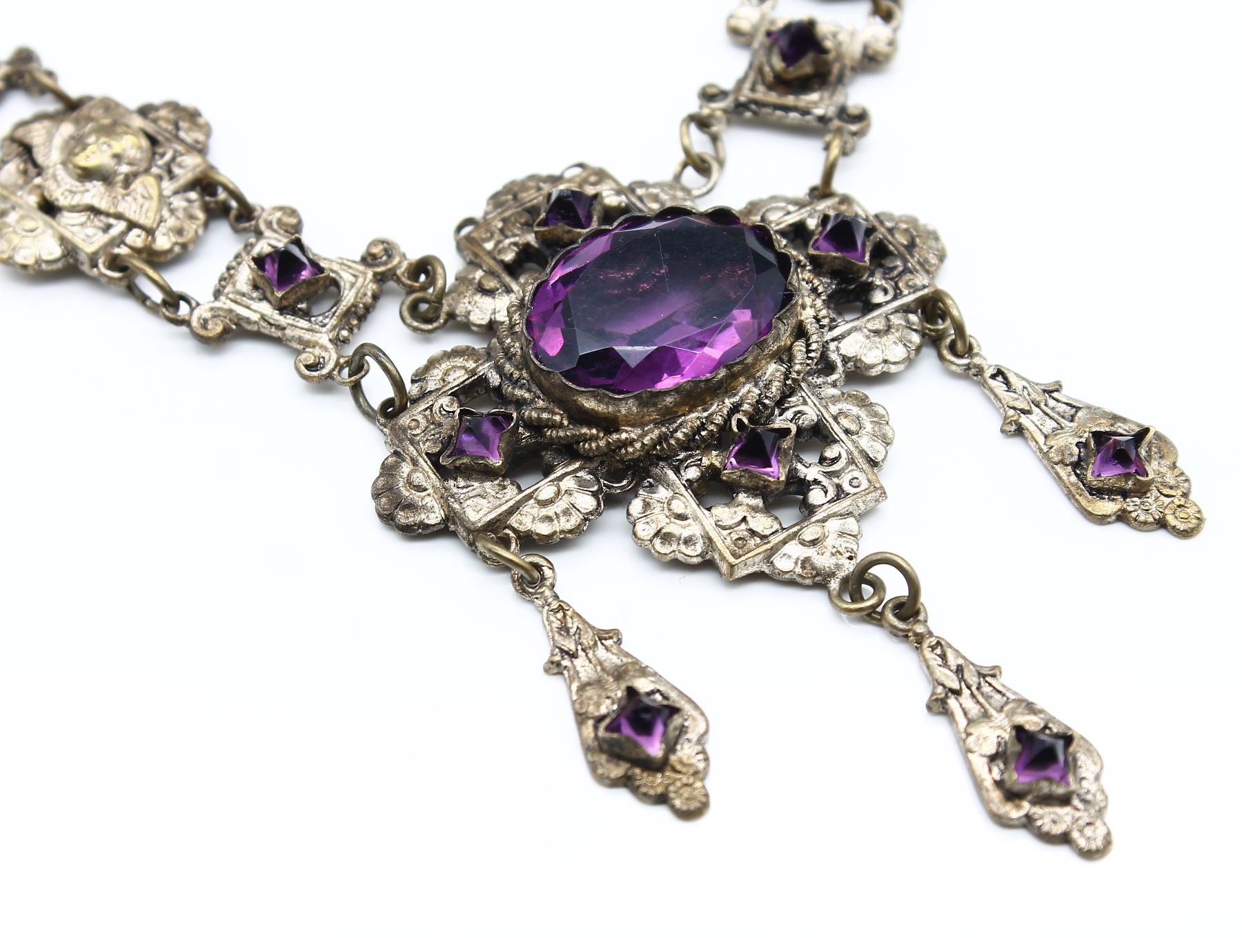 Detail a: Modeschmuckcollier, wohl Ungarn um 1870/80, Metall teilvergoldet, Glassteinbesatz von feiner Qual. in der Lit. ähnlich abgeb., sehr prunkvoll, L. ...