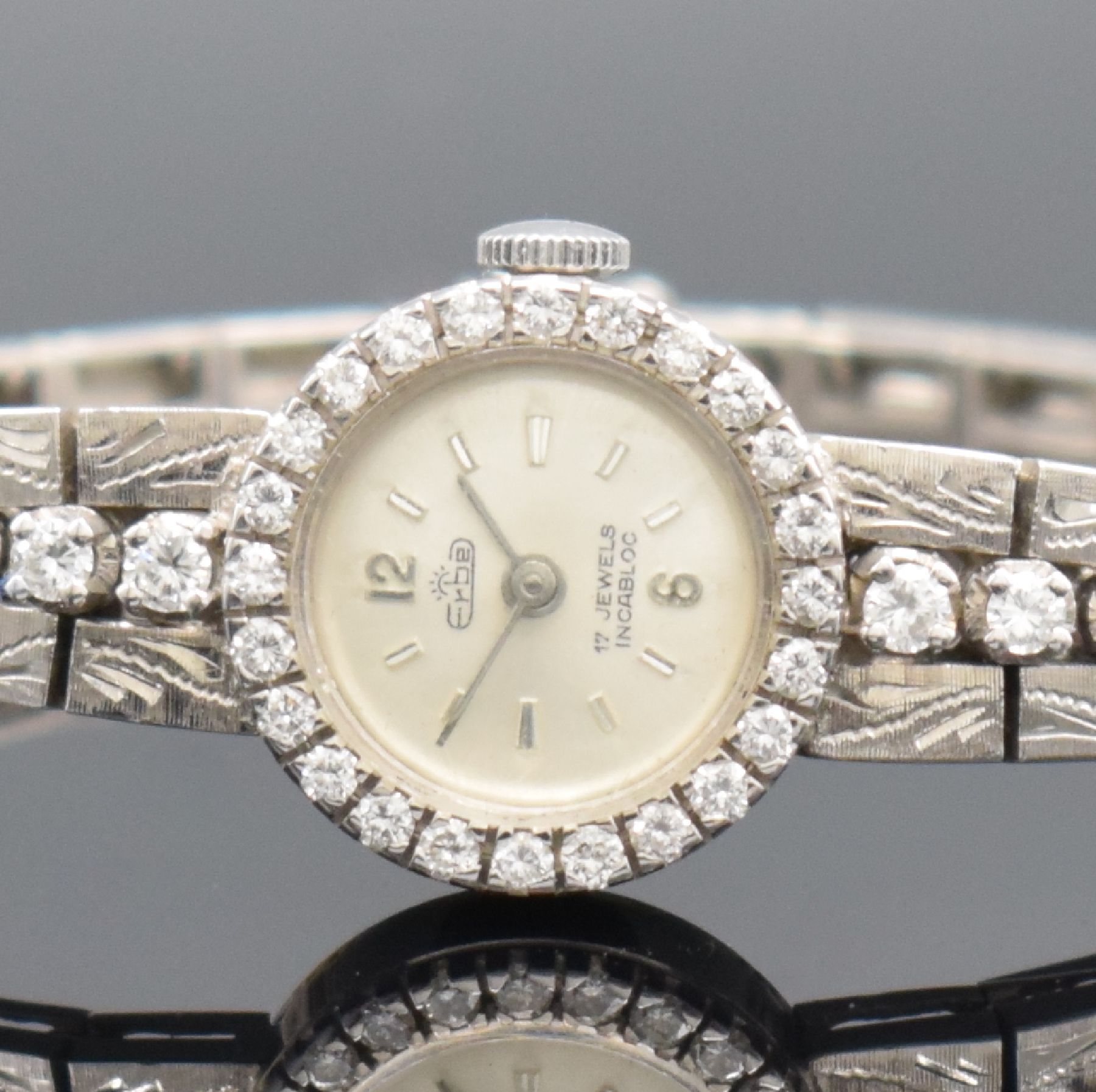 Detail a: ERBE Damengoldbanduhr in WG 750/000 mit Diamantbesatz, Schweiz um 1960, Handaufzug, WG 750/000 Band, Boden aufgedr., silb. Zifferbl. m. silb. Ind. & ...