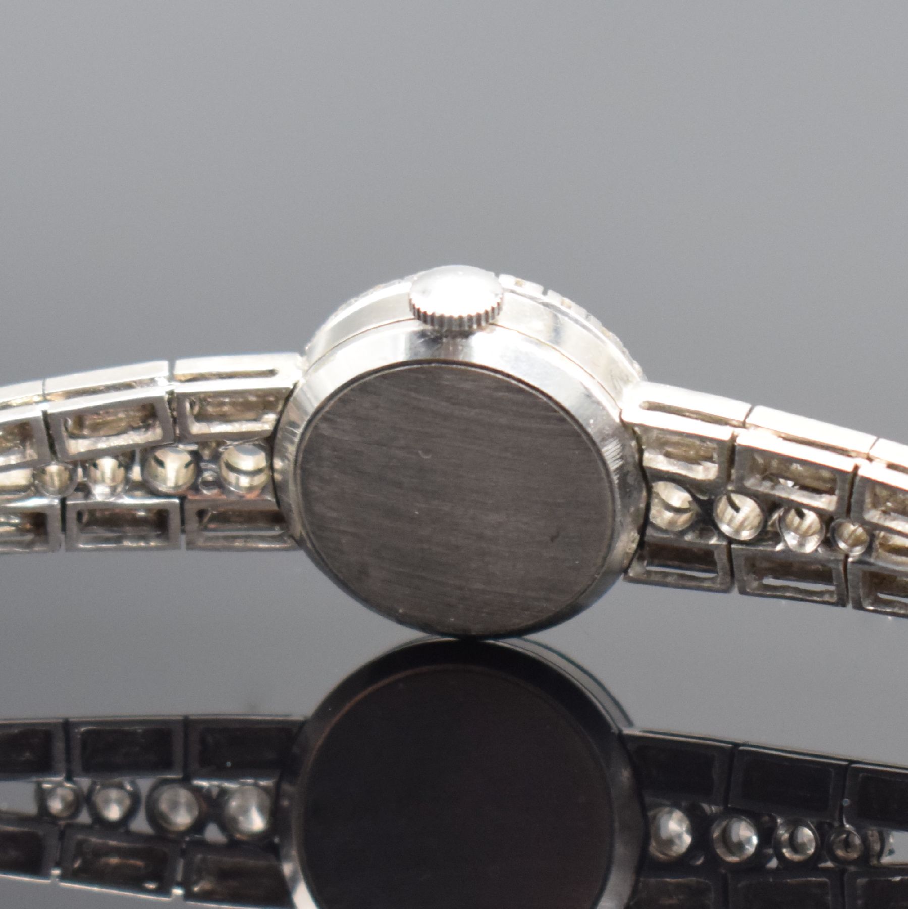 Detail c: ERBE Damengoldbanduhr in WG 750/000 mit Diamantbesatz, Schweiz um 1960, Handaufzug, WG 750/000 Band, Boden aufgedr., silb. Zifferbl. m. silb. Ind. & ...