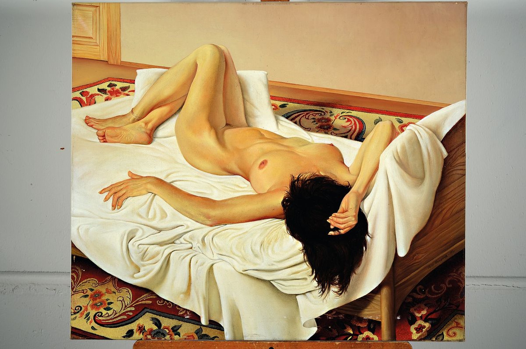 Detail k: Angel Michailov, geb. 1969, zeitgenössische bulgarischer Künstler, weiblicher Akt auf weißem Betttuch, hyperrealistische Tendenz mithoher ...