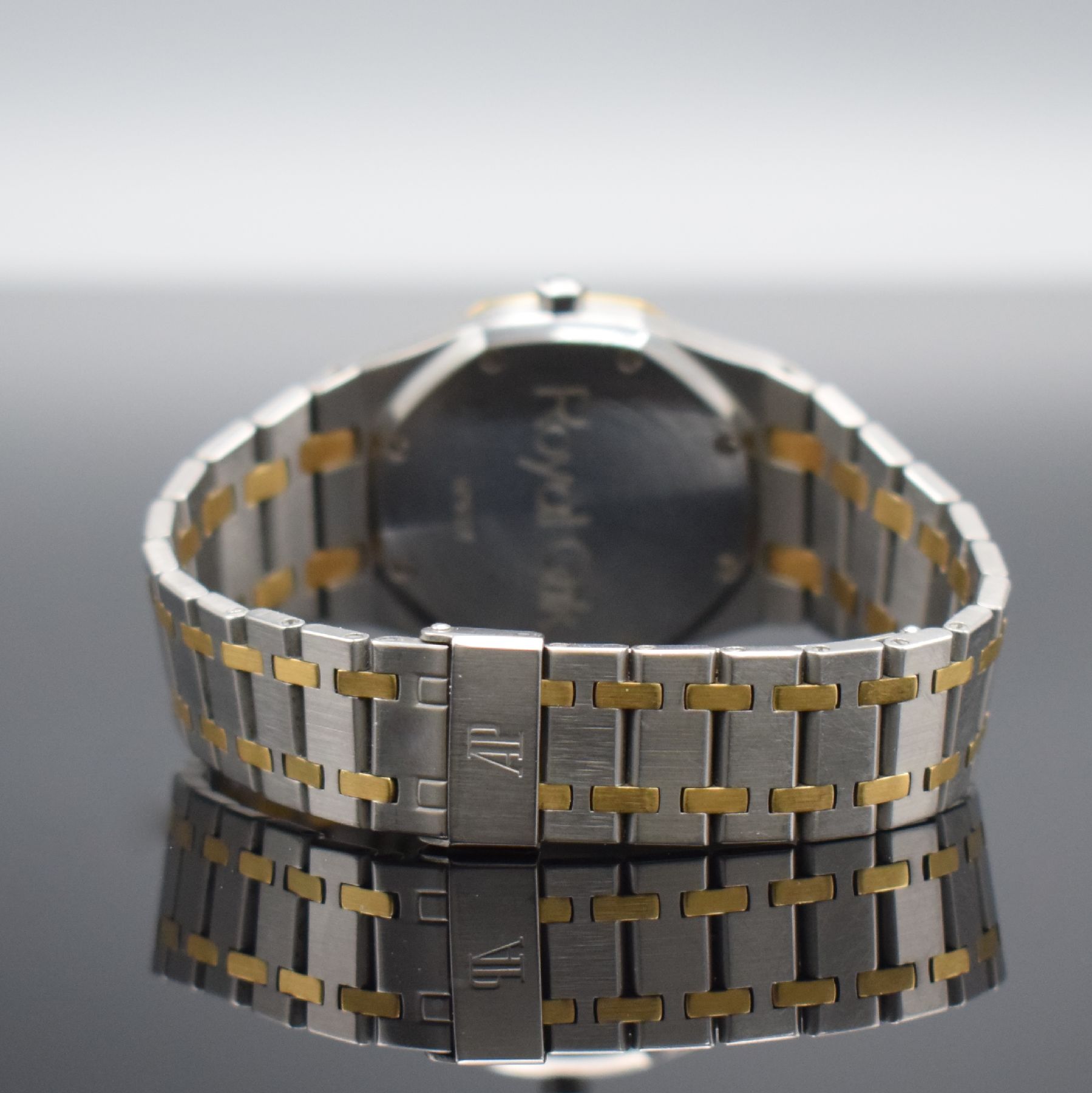 Detail d: AUDEMARS PIGUET Herrenarmbanduhr Royal Oak in Stahl/Gold kombiniert, Automatik, Schweiz um 1990, Design von Gerald Genta, Gliederband m. Faltschl., ...