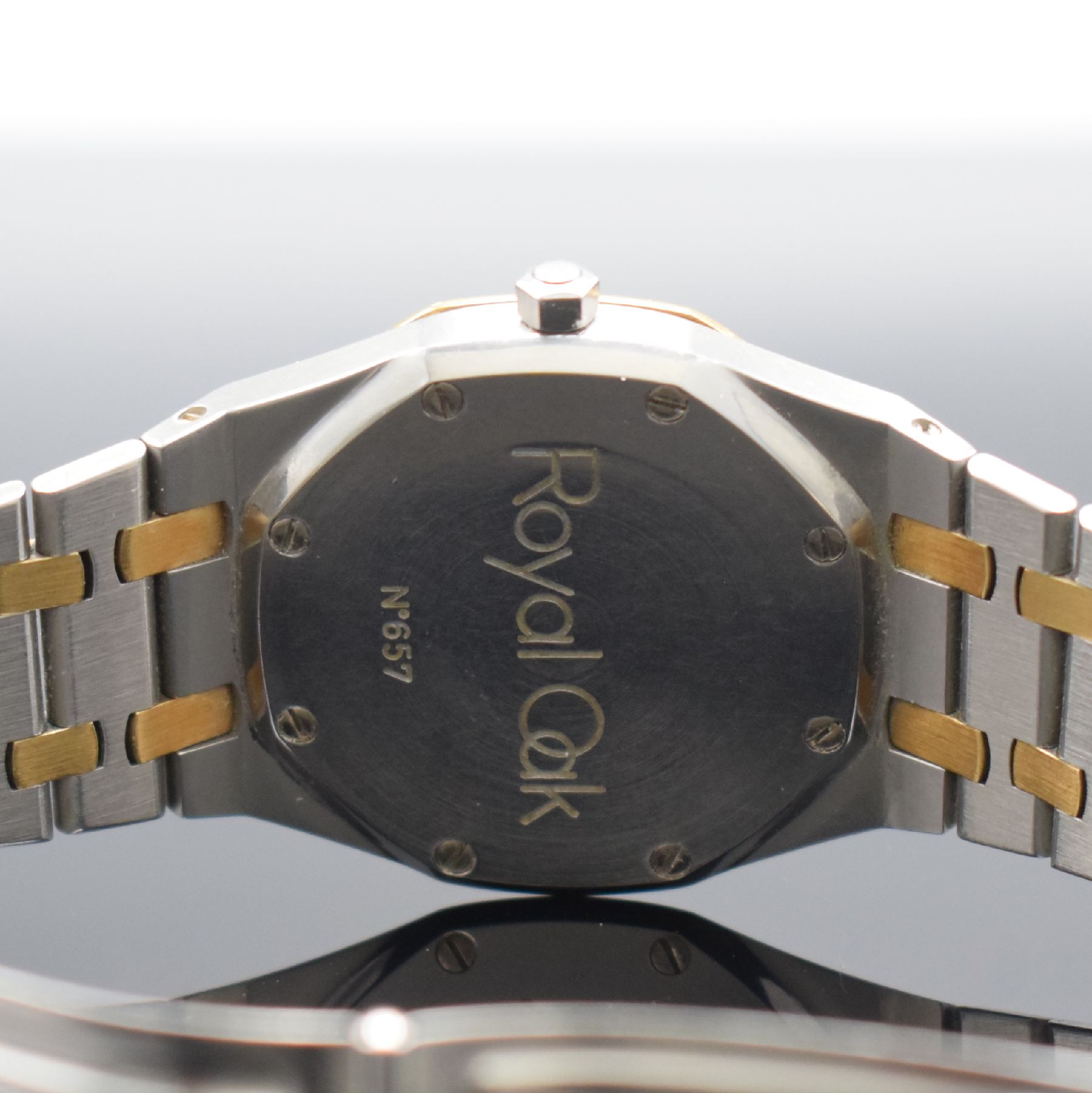 Detail e: AUDEMARS PIGUET Herrenarmbanduhr Royal Oak in Stahl/Gold kombiniert, Automatik, Schweiz um 1990, Design von Gerald Genta, Gliederband m. Faltschl., ...