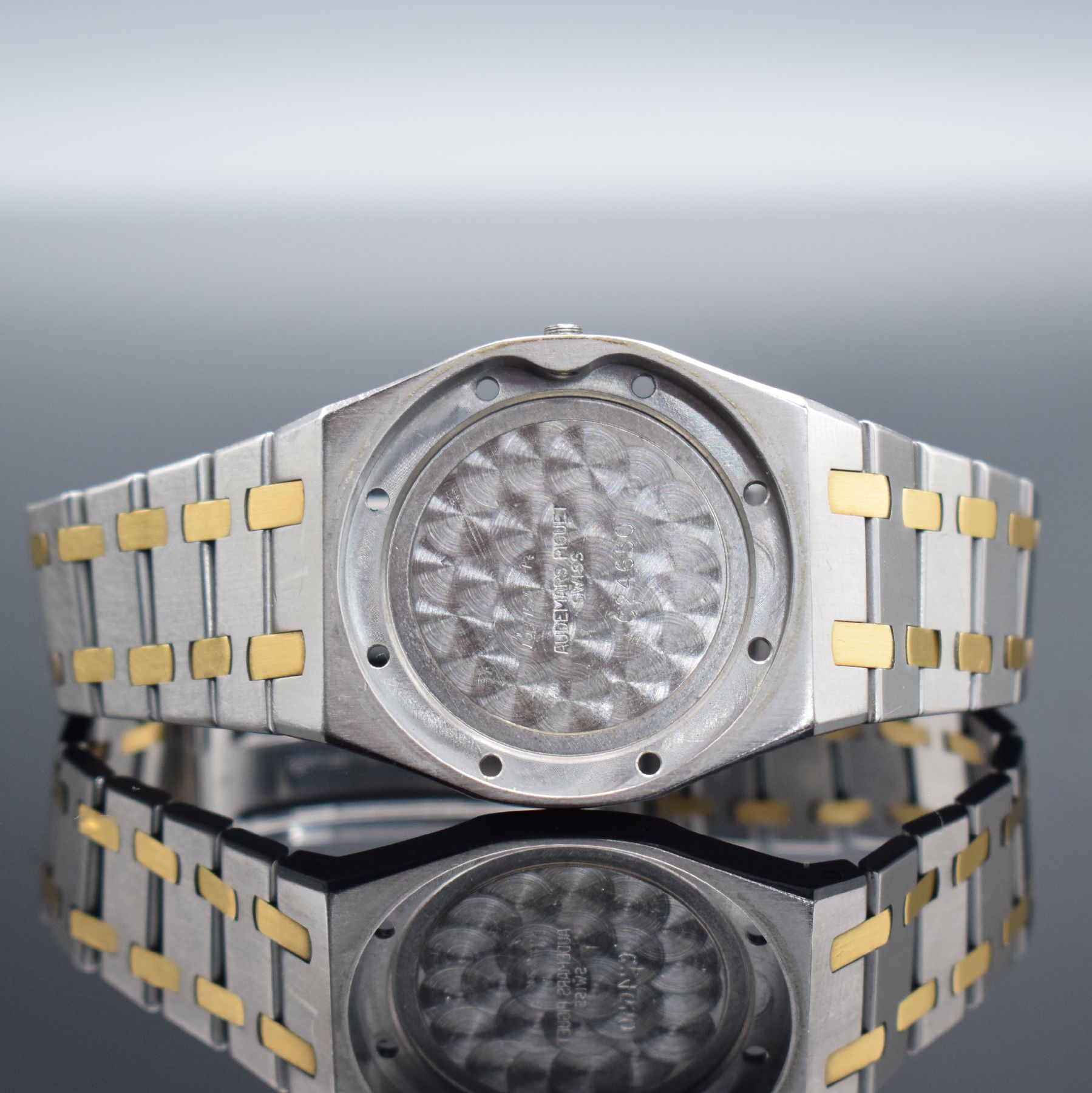 Detail f: AUDEMARS PIGUET Herrenarmbanduhr Royal Oak in Stahl/Gold kombiniert, Automatik, Schweiz um 1990, Design von Gerald Genta, Gliederband m. Faltschl., ...
