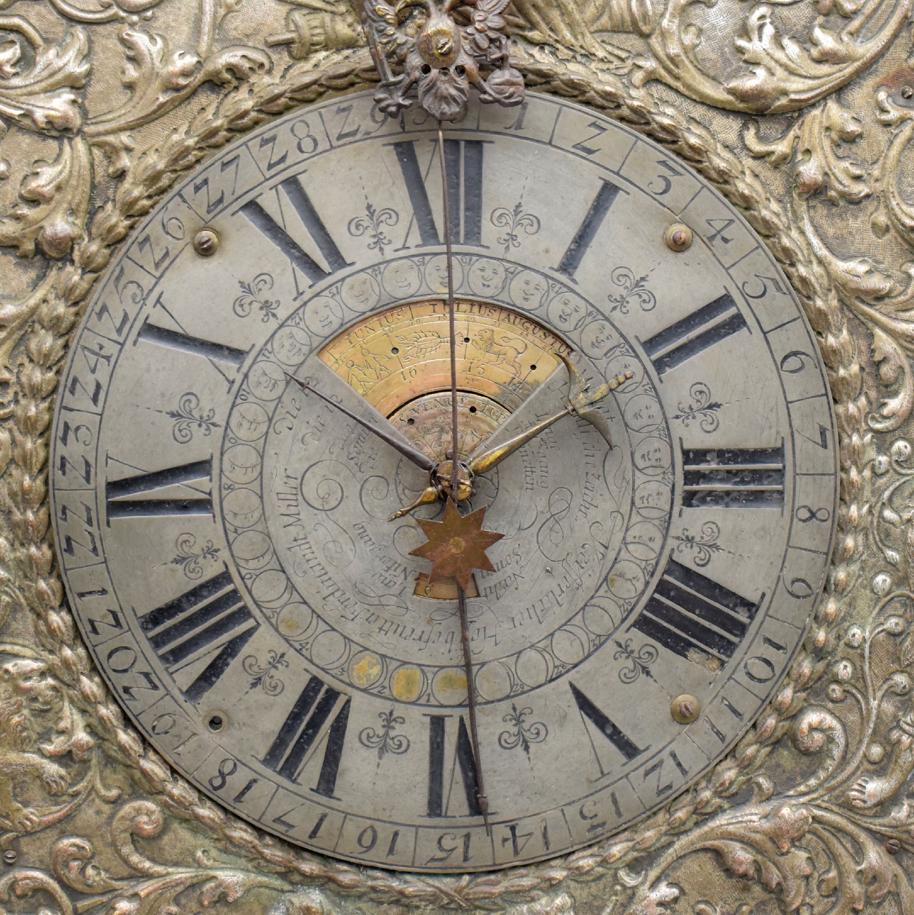 Detail a: FERDINANDT MILLER sehr seltene astronomische Telleruhr, Wien um 1680, versilb. Schild mit getriebenen floralen & figuralen Verzierungen, kurzes ...