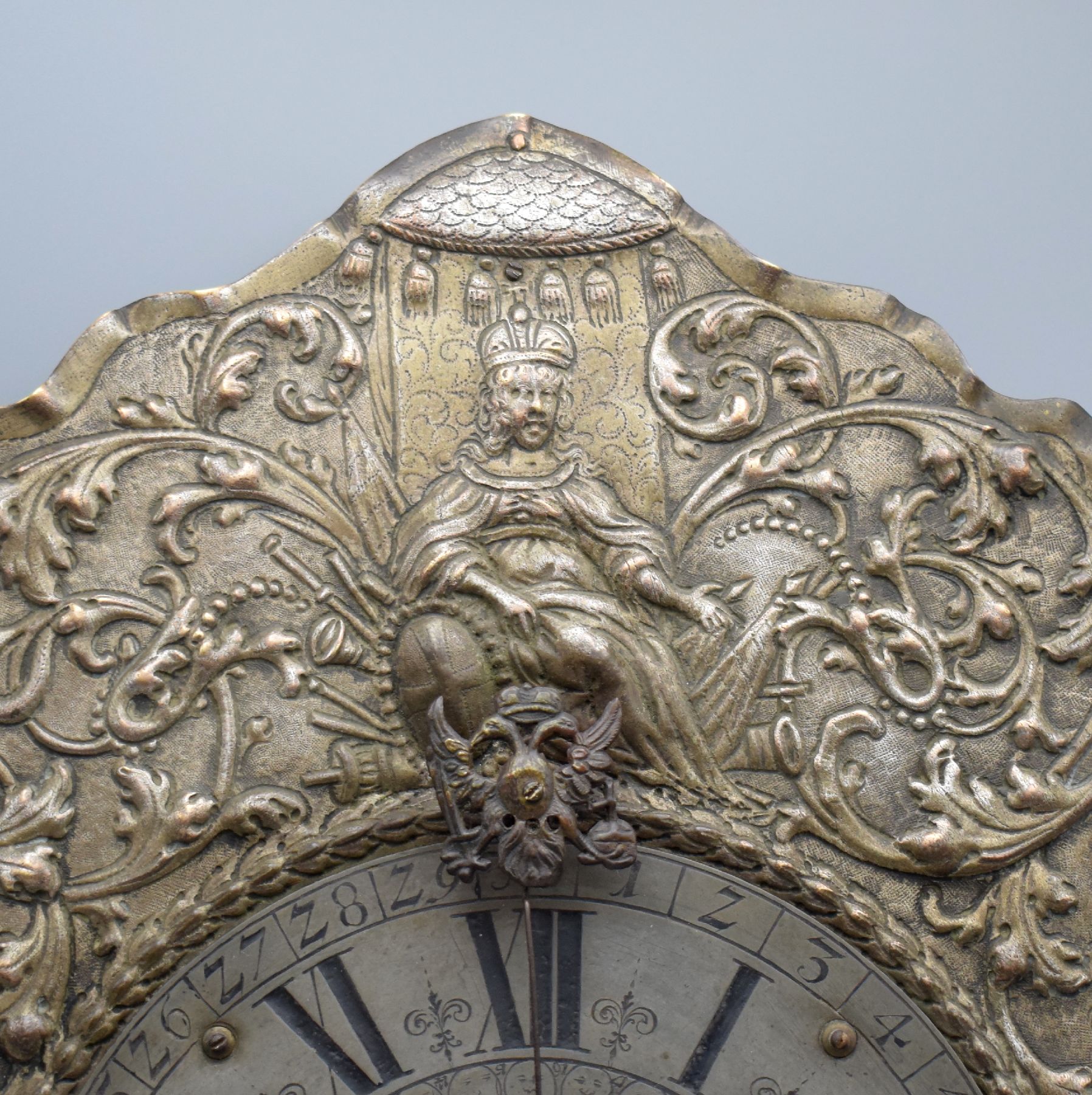Detail b: FERDINANDT MILLER sehr seltene astronomische Telleruhr, Wien um 1680, versilb. Schild mit getriebenen floralen & figuralen Verzierungen, kurzes ...