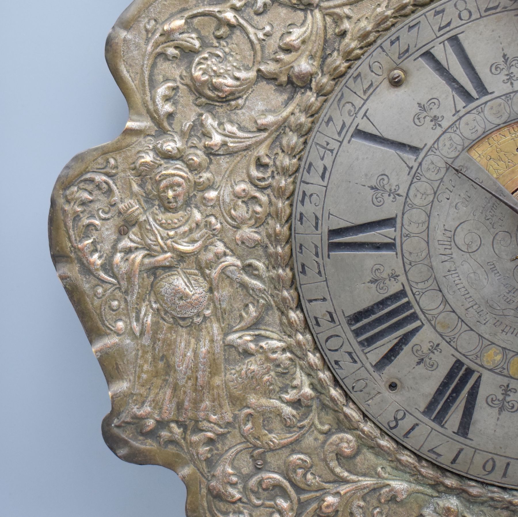 Detail c: FERDINANDT MILLER sehr seltene astronomische Telleruhr, Wien um 1680, versilb. Schild mit getriebenen floralen & figuralen Verzierungen, kurzes ...