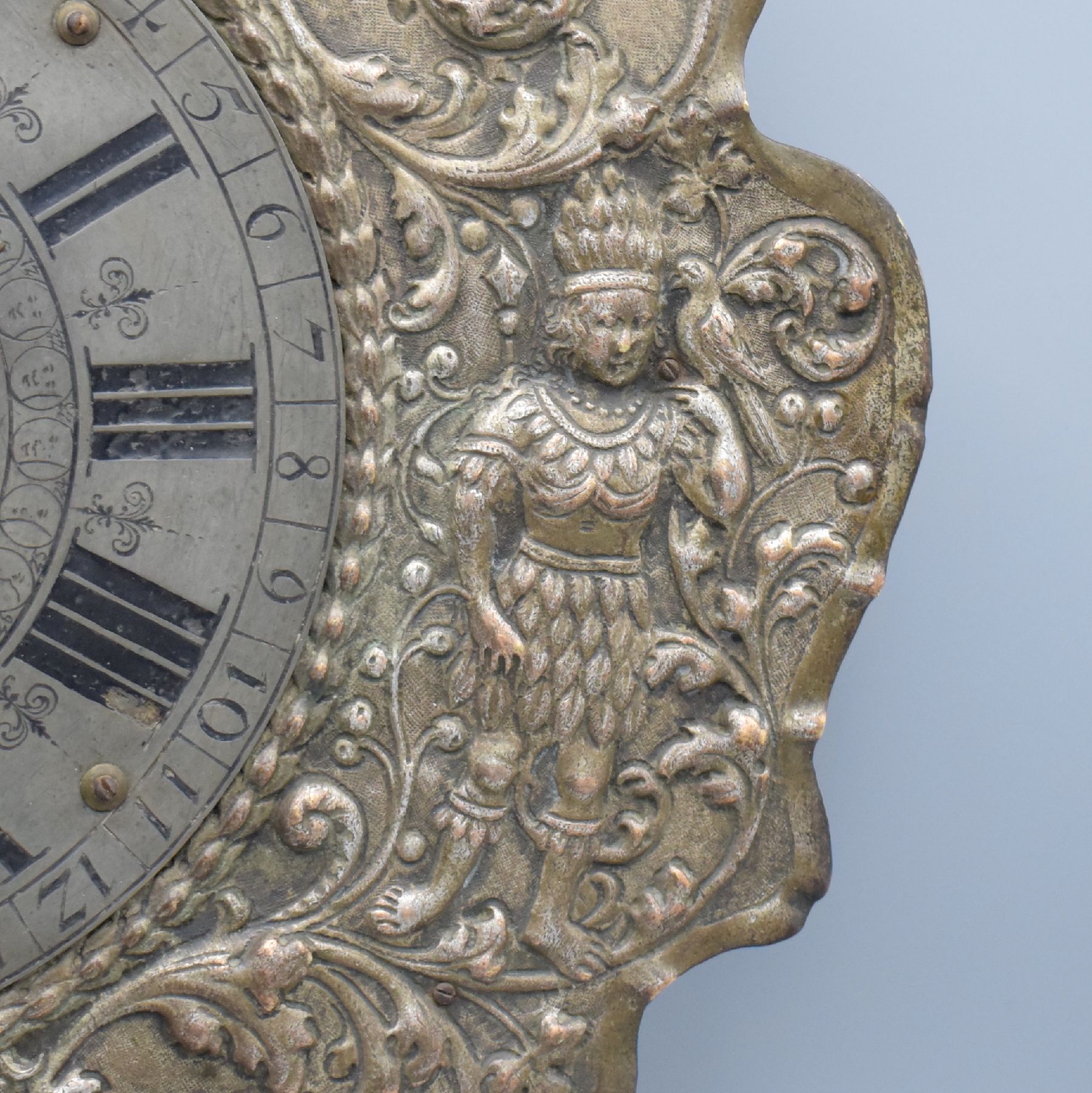 Detail d: FERDINANDT MILLER sehr seltene astronomische Telleruhr, Wien um 1680, versilb. Schild mit getriebenen floralen & figuralen Verzierungen, kurzes ...