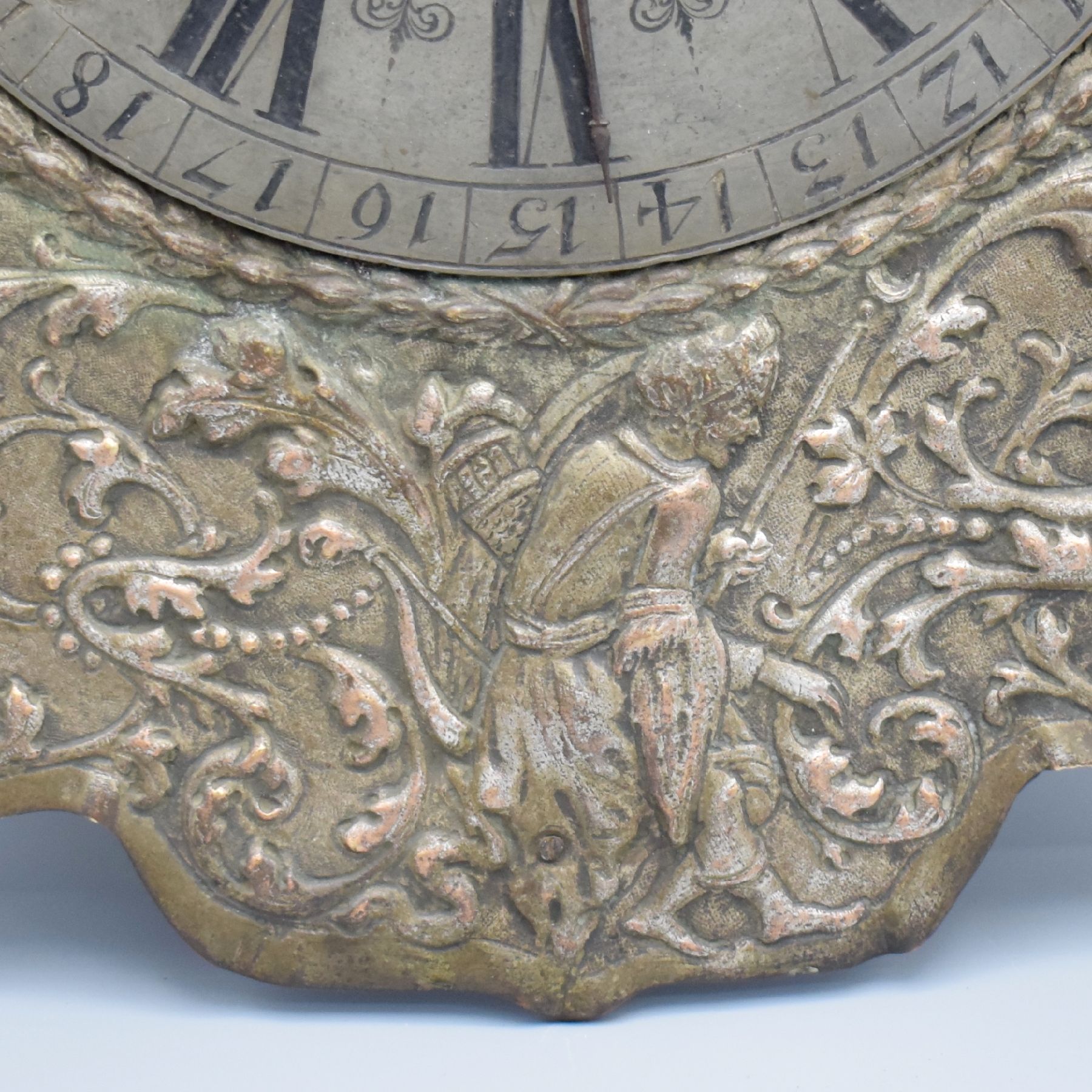 Detail e: FERDINANDT MILLER sehr seltene astronomische Telleruhr, Wien um 1680, versilb. Schild mit getriebenen floralen & figuralen Verzierungen, kurzes ...
