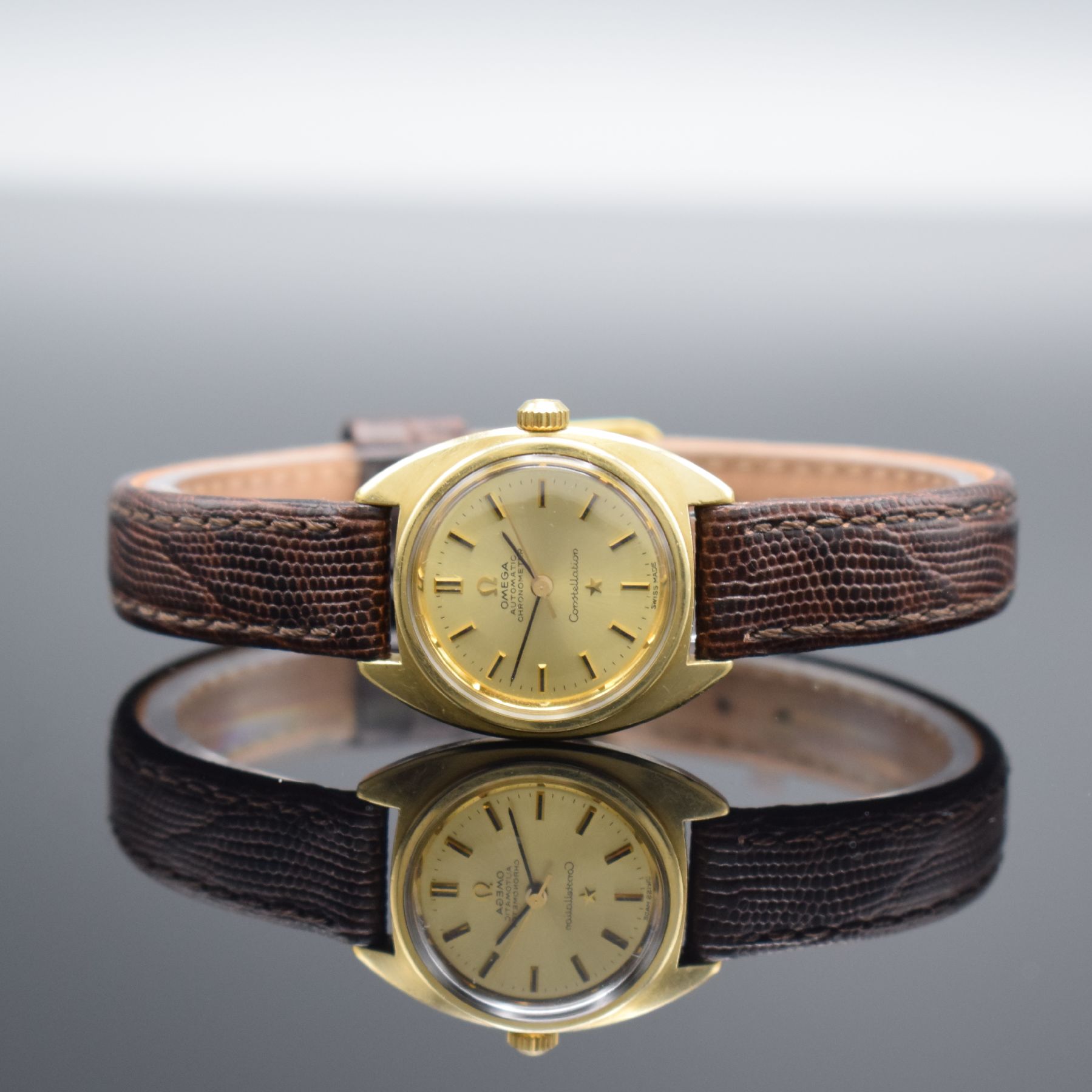 OMEGA Damenarmbanduhr Constellation Chronometer Referenz 567.001, Automatik, Schweiz um 1969, Metallgeh. mit Goldhaube, verschr. Boden im Zentrum mit ...