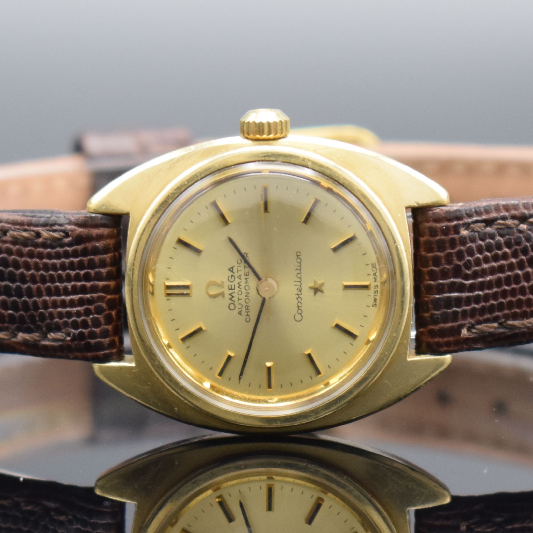 Detail a: OMEGA Damenarmbanduhr Constellation Chronometer Referenz 567.001, Automatik, Schweiz um 1969, Metallgeh. mit Goldhaube, verschr. Boden im Zentrum mit ...