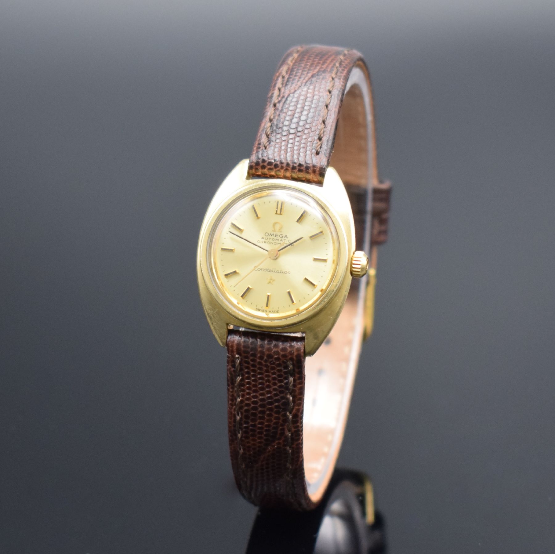 Detail b: OMEGA Damenarmbanduhr Constellation Chronometer Referenz 567.001, Automatik, Schweiz um 1969, Metallgeh. mit Goldhaube, verschr. Boden im Zentrum mit ...