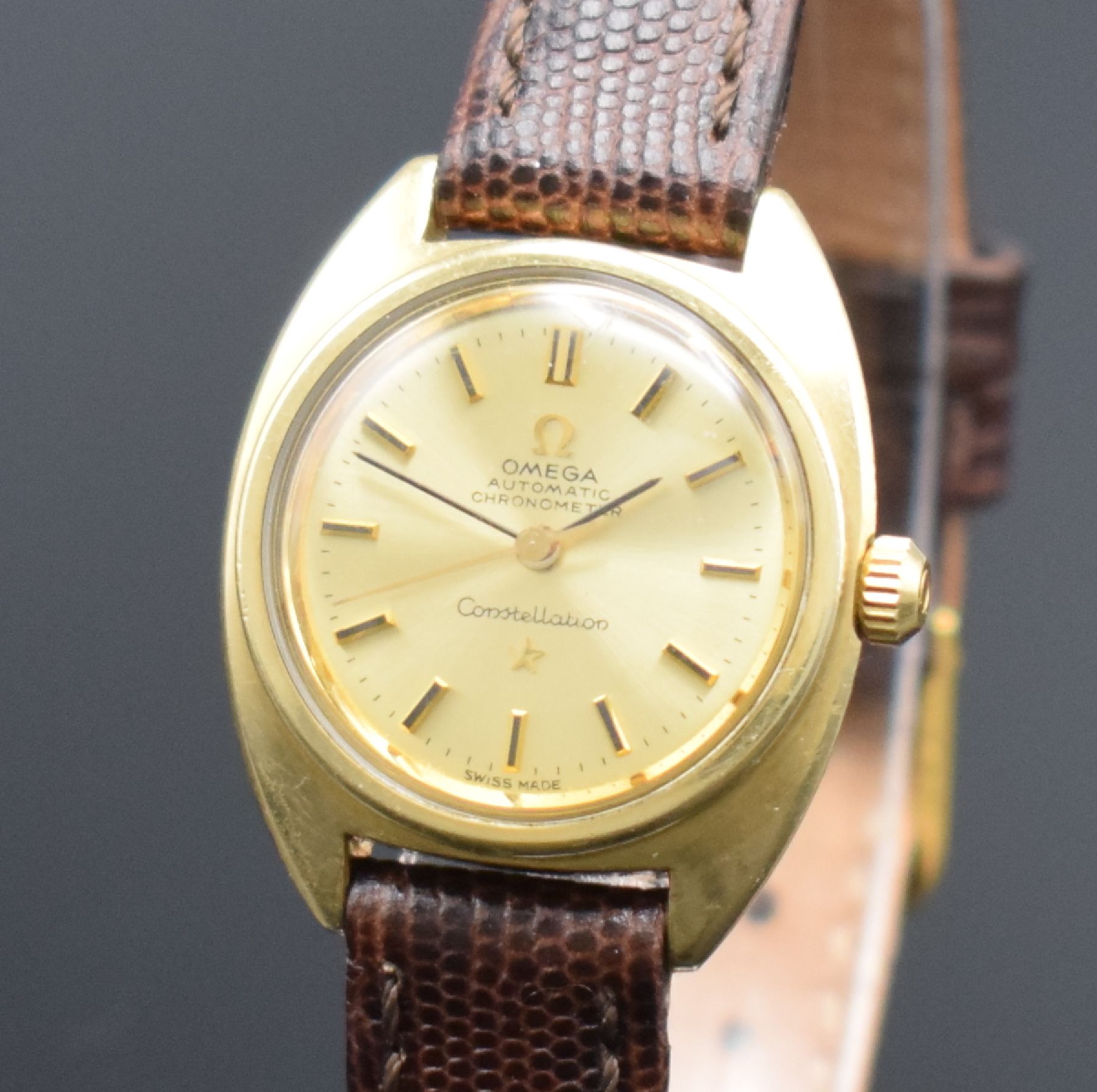 Detail c: OMEGA Damenarmbanduhr Constellation Chronometer Referenz 567.001, Automatik, Schweiz um 1969, Metallgeh. mit Goldhaube, verschr. Boden im Zentrum mit ...