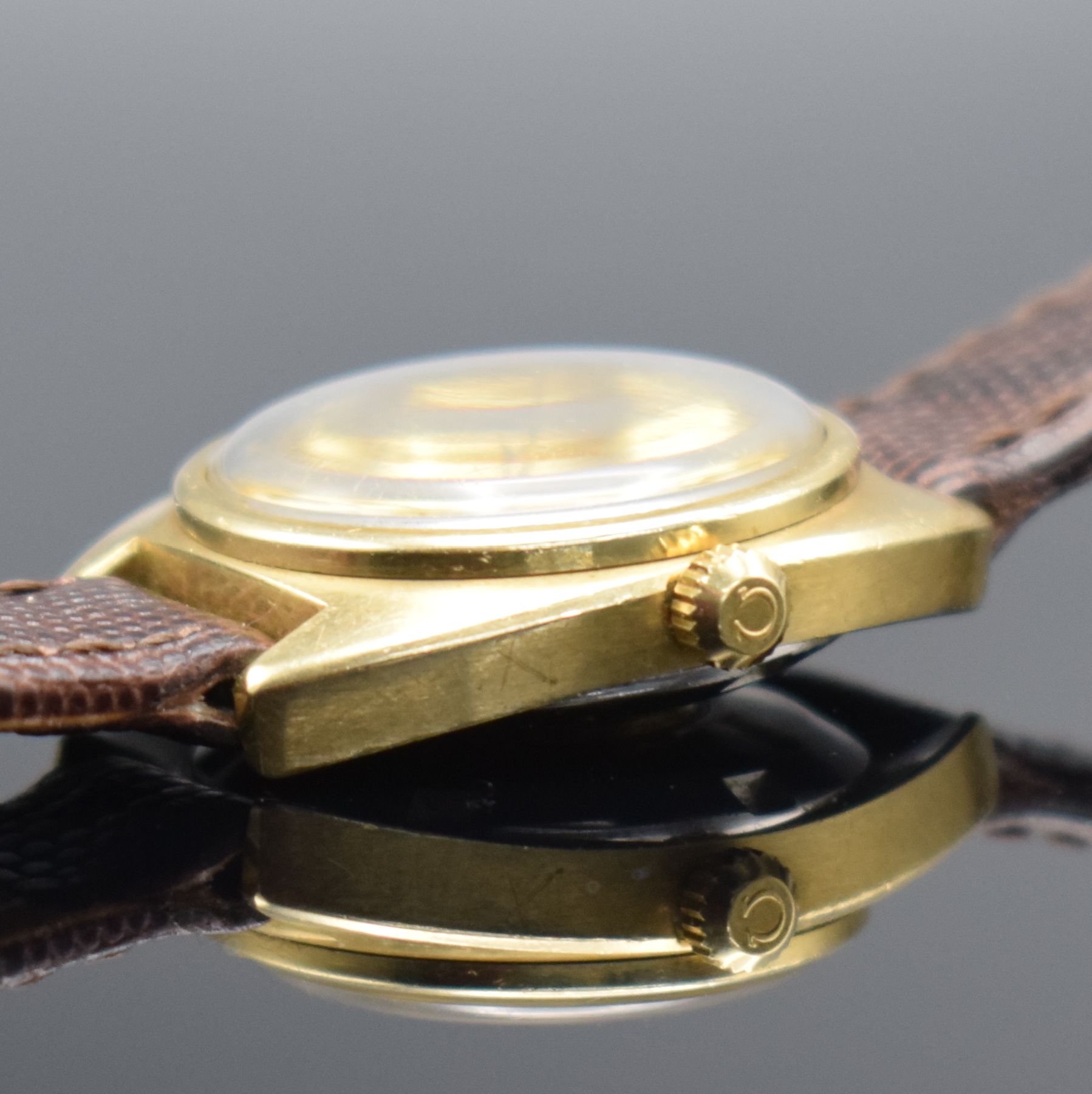 Detail d: OMEGA Damenarmbanduhr Constellation Chronometer Referenz 567.001, Automatik, Schweiz um 1969, Metallgeh. mit Goldhaube, verschr. Boden im Zentrum mit ...