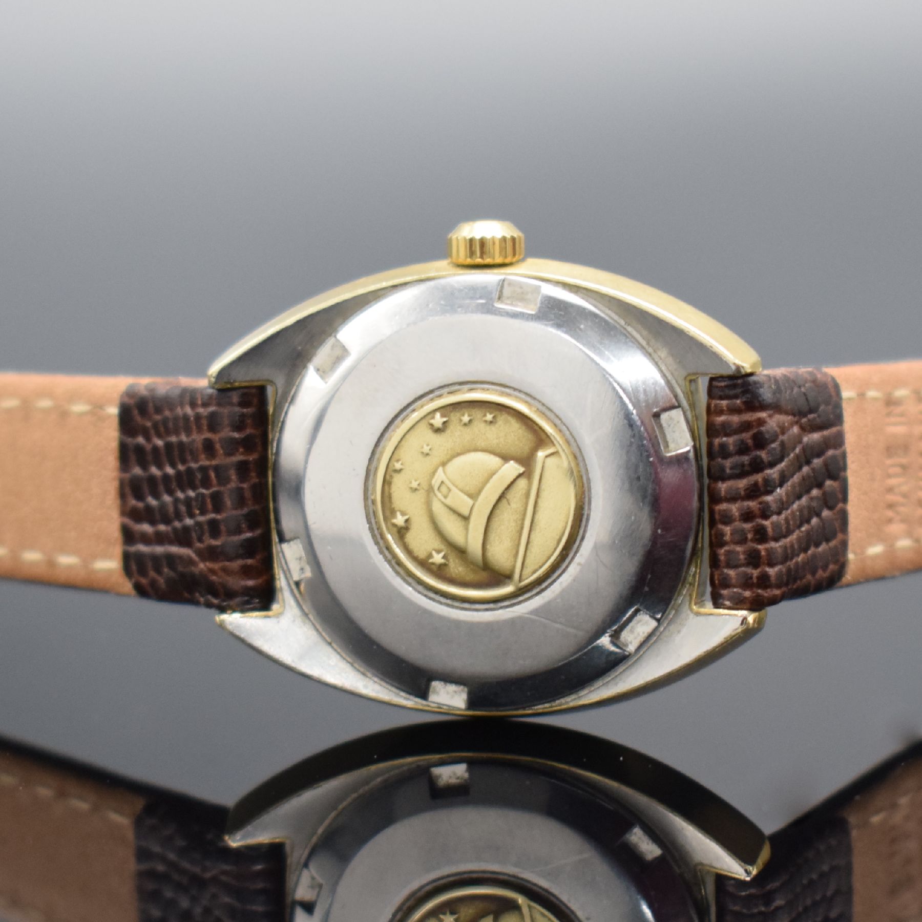 Detail e: OMEGA Damenarmbanduhr Constellation Chronometer Referenz 567.001, Automatik, Schweiz um 1969, Metallgeh. mit Goldhaube, verschr. Boden im Zentrum mit ...