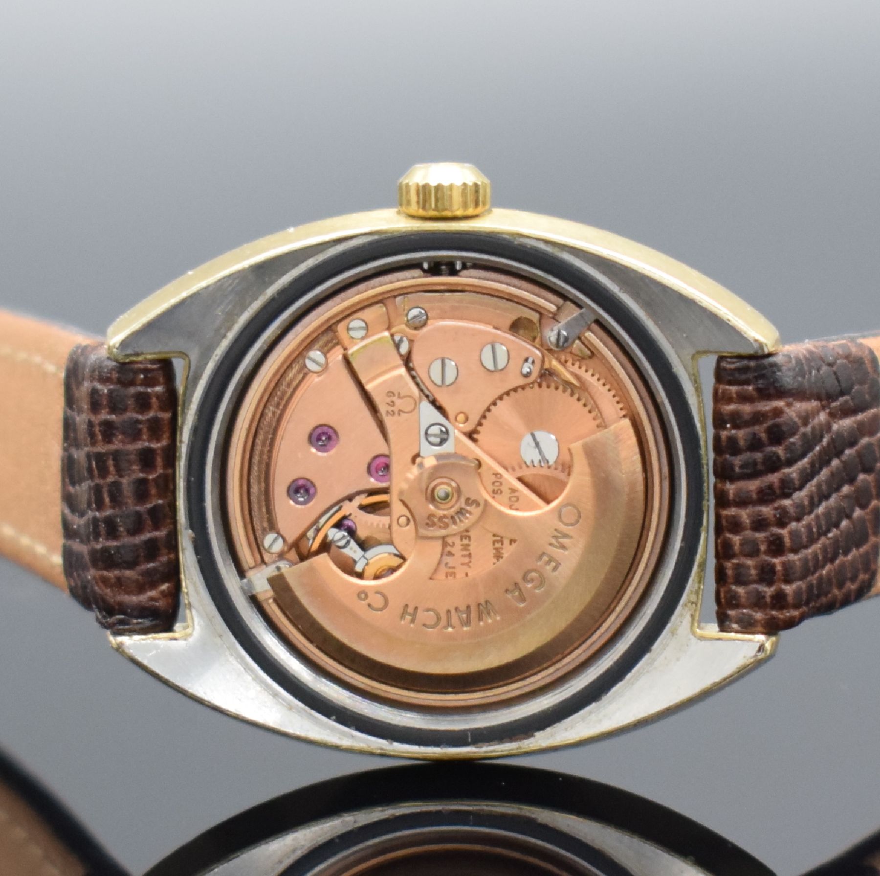 Detail f: OMEGA Damenarmbanduhr Constellation Chronometer Referenz 567.001, Automatik, Schweiz um 1969, Metallgeh. mit Goldhaube, verschr. Boden im Zentrum mit ...