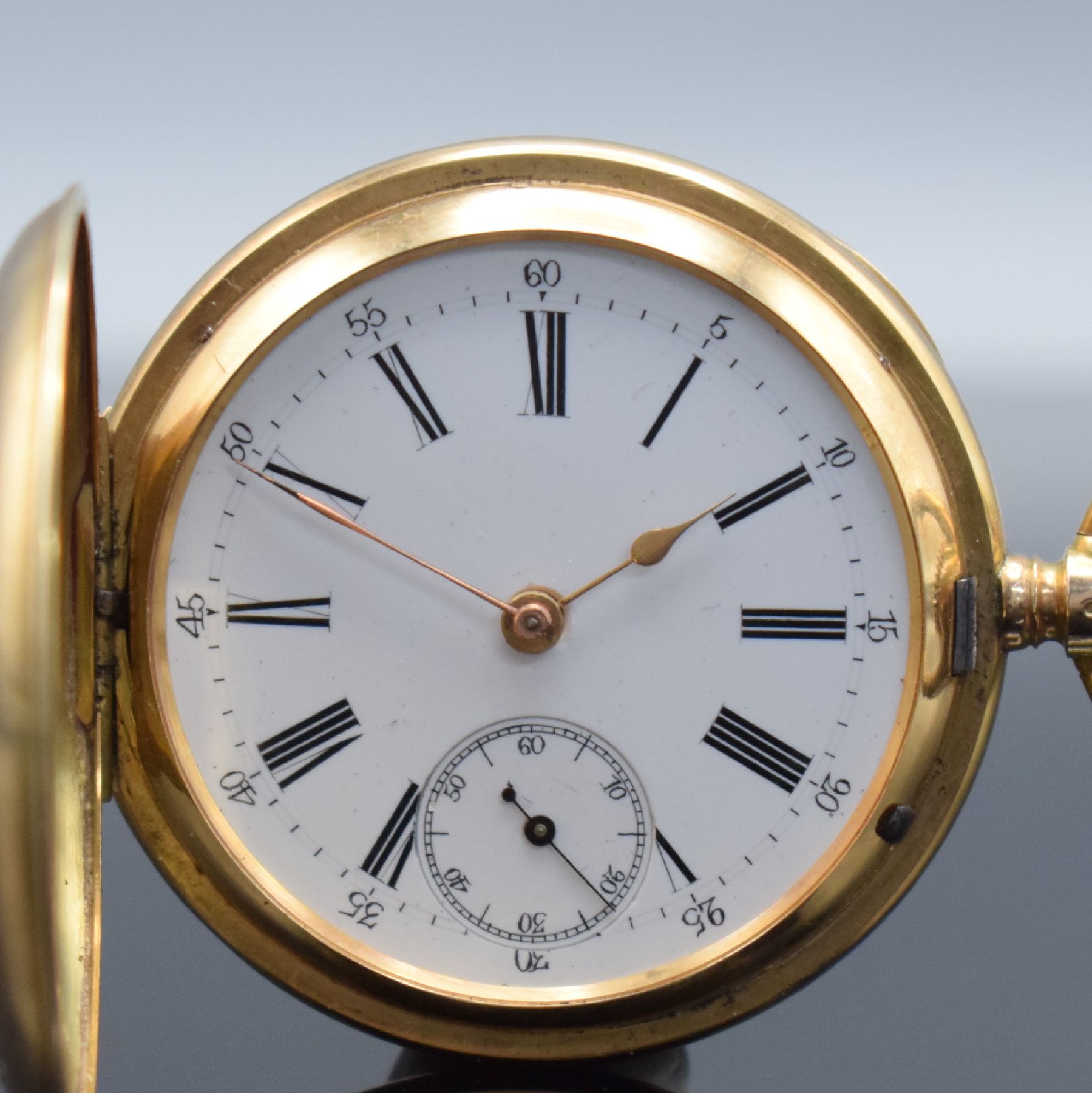 Detail a: Herrensavonette in RoseG 585/000, Schweiz um 1900, 2-Deckel Goldgeh., Metallcuvette, Spungdeckel m. Monogramm, Emailzifferbl. m. röm. Zahlen & arab. ...