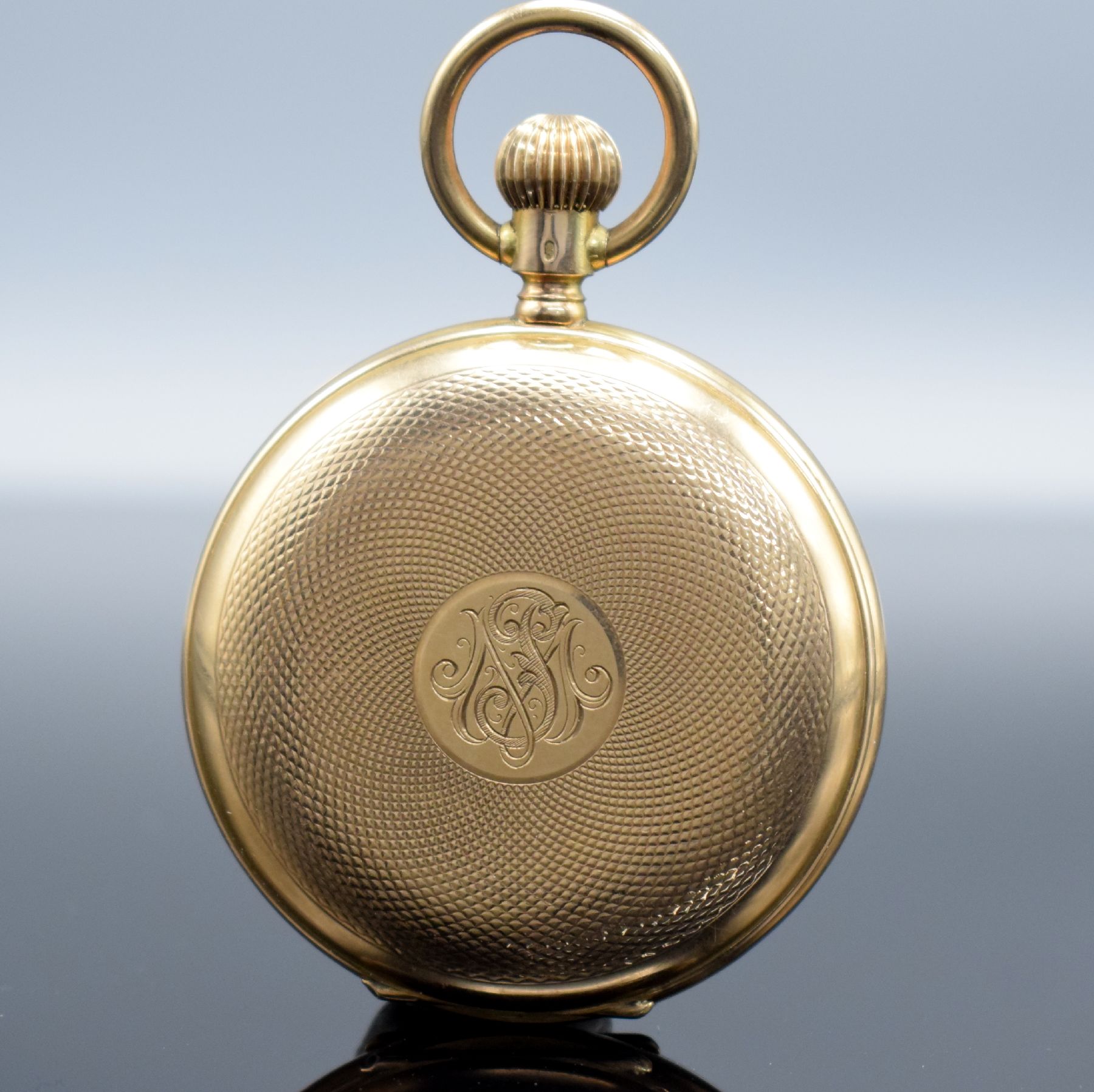 Detail b: Herrensavonette in RoseG 585/000, Schweiz um 1900, 2-Deckel Goldgeh., Metallcuvette, Spungdeckel m. Monogramm, Emailzifferbl. m. röm. Zahlen & arab. ...