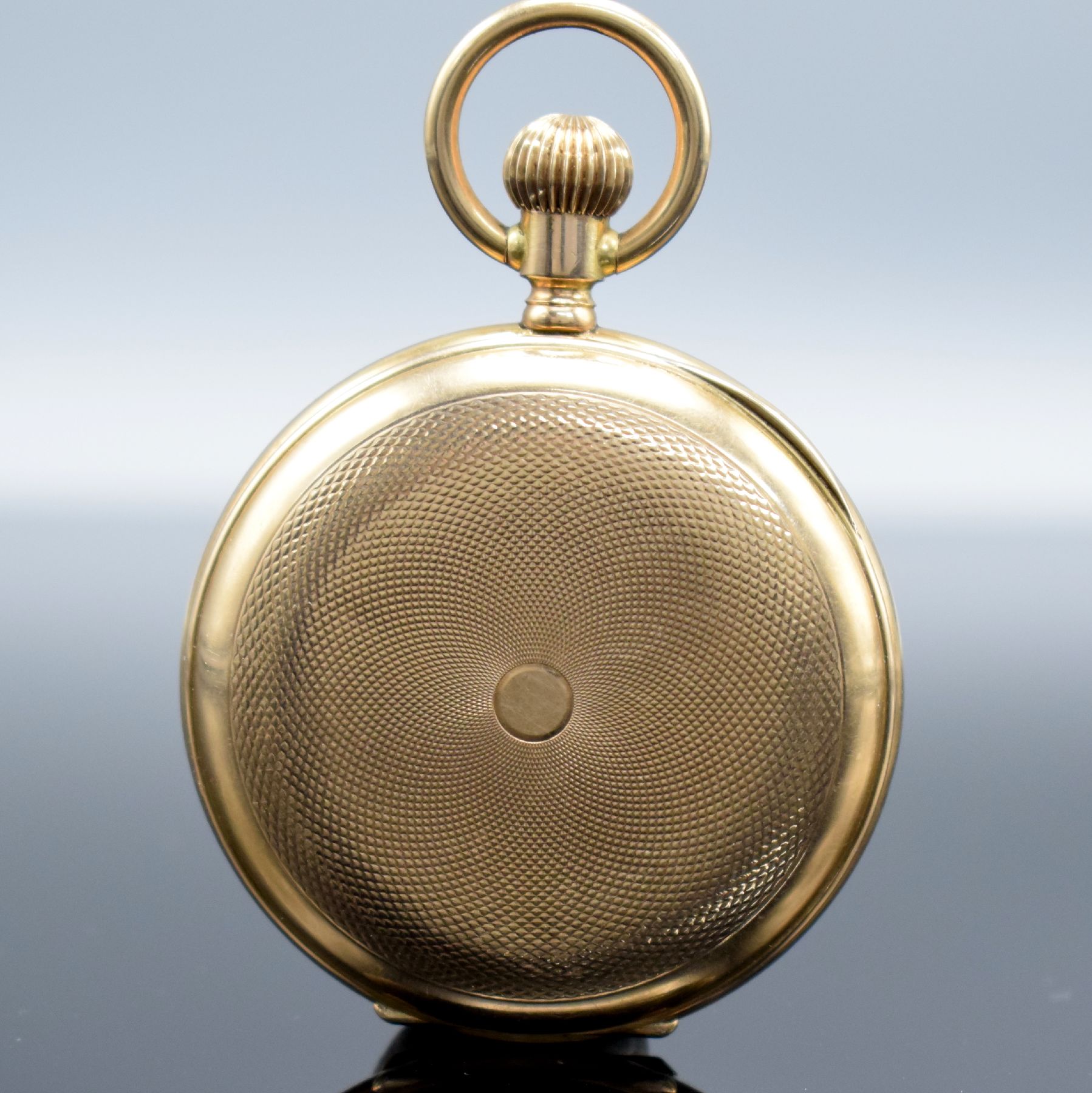 Detail c: Herrensavonette in RoseG 585/000, Schweiz um 1900, 2-Deckel Goldgeh., Metallcuvette, Spungdeckel m. Monogramm, Emailzifferbl. m. röm. Zahlen & arab. ...