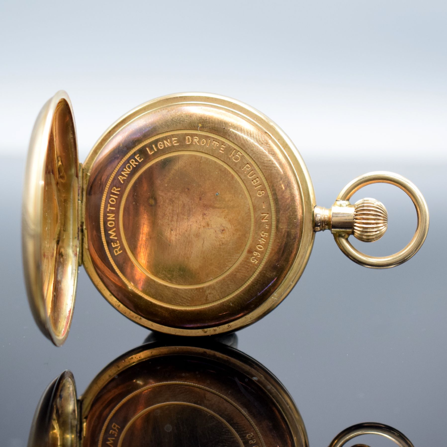 Detail d: Herrensavonette in RoseG 585/000, Schweiz um 1900, 2-Deckel Goldgeh., Metallcuvette, Spungdeckel m. Monogramm, Emailzifferbl. m. röm. Zahlen & arab. ...
