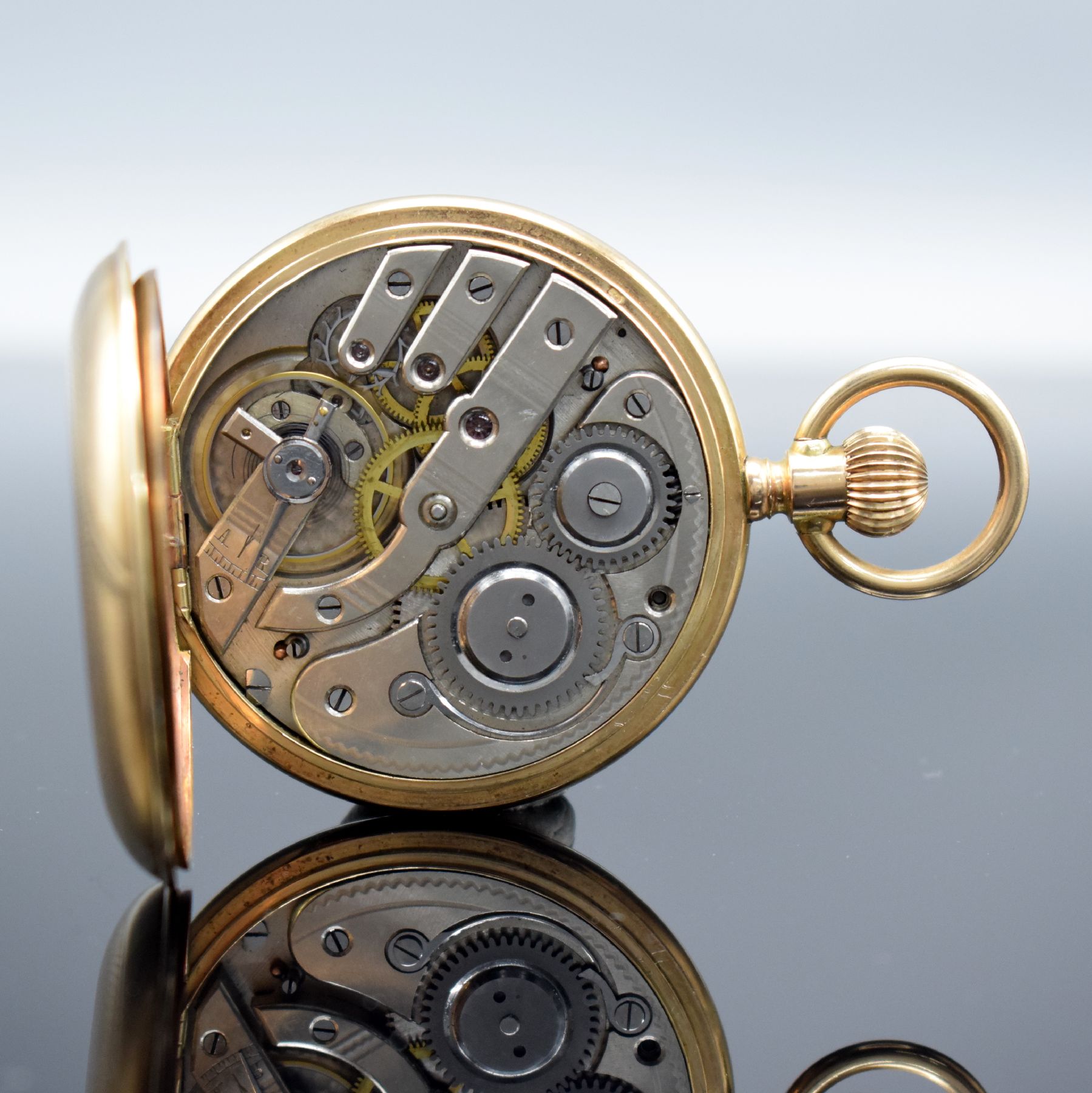 Detail e: Herrensavonette in RoseG 585/000, Schweiz um 1900, 2-Deckel Goldgeh., Metallcuvette, Spungdeckel m. Monogramm, Emailzifferbl. m. röm. Zahlen & arab. ...