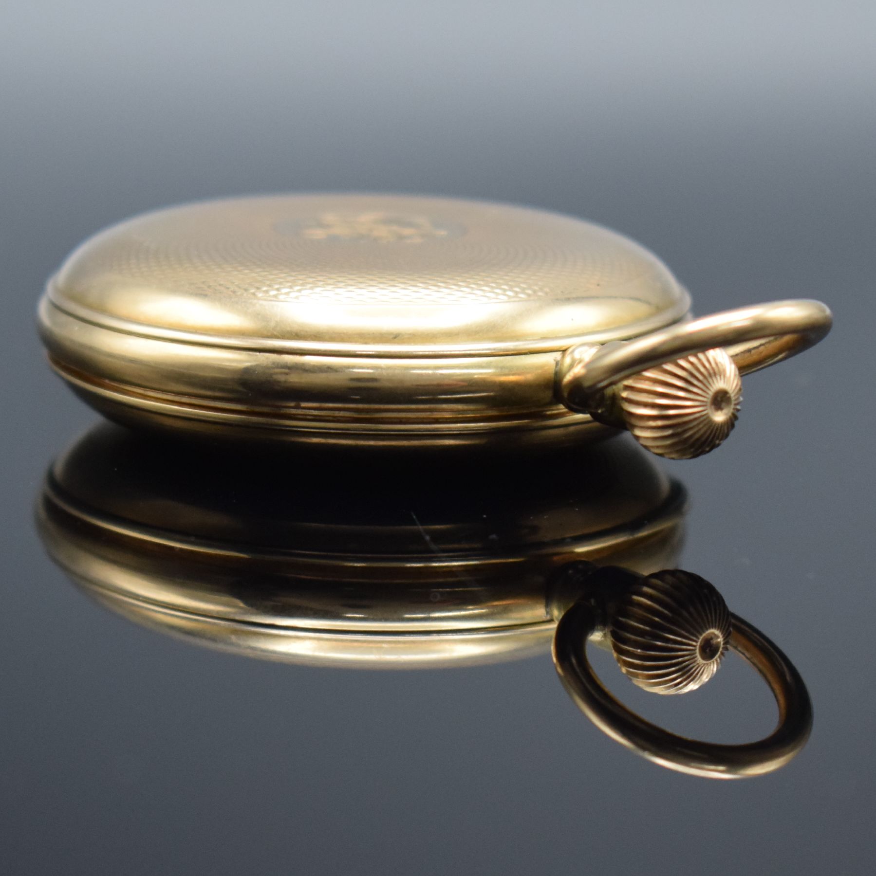 Detail f: Herrensavonette in RoseG 585/000, Schweiz um 1900, 2-Deckel Goldgeh., Metallcuvette, Spungdeckel m. Monogramm, Emailzifferbl. m. röm. Zahlen & arab. ...