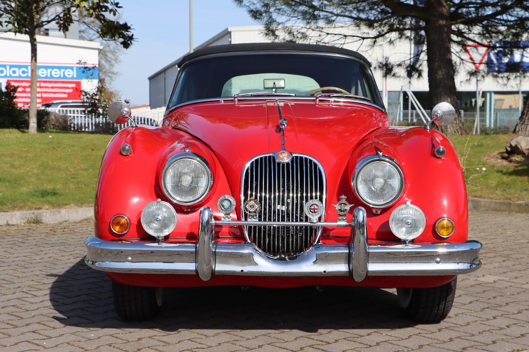 Detail b: Jaguar XK 150 DHC, Fahrgestellnummer: S838536, EZ 07/1960, Laufleistung ca. 34.501 miles abgelesen, 140 kW/ 190 PS, Schaltgetriebe, Farbkombination ...