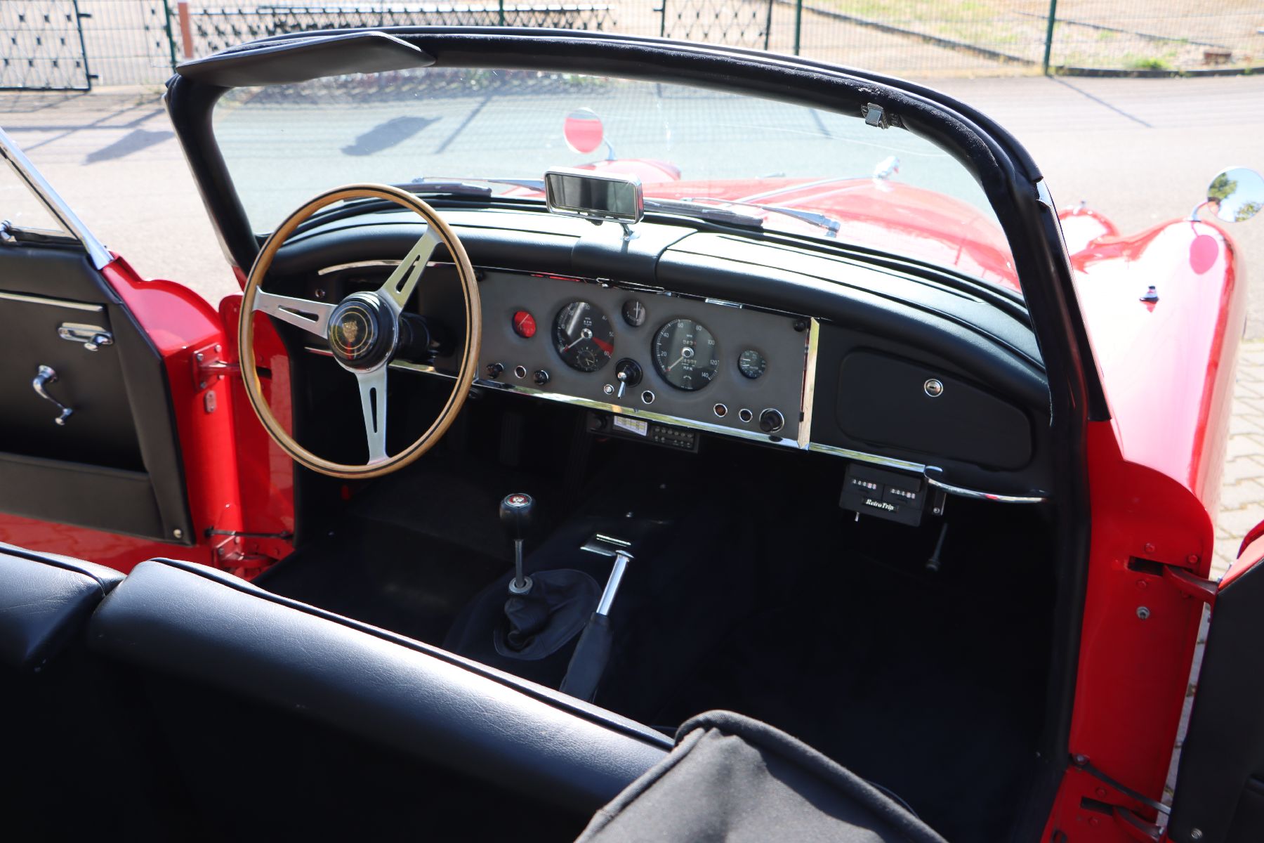 Detail i: Jaguar XK 150 DHC, Fahrgestellnummer: S838536, EZ 07/1960, Laufleistung ca. 34.501 miles abgelesen, 140 kW/ 190 PS, Schaltgetriebe, Farbkombination ...
