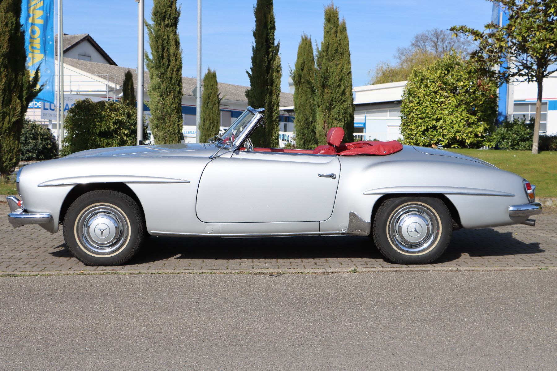 Detail c: Mercedes-Benz 190 SL, Fahrgestellnummer: 8500563, EZ 02/1958, Laufleistung ca. 32.500 km abgelesen, 77 kW/105 PS, Schaltgetriebe, Farbkombination ...