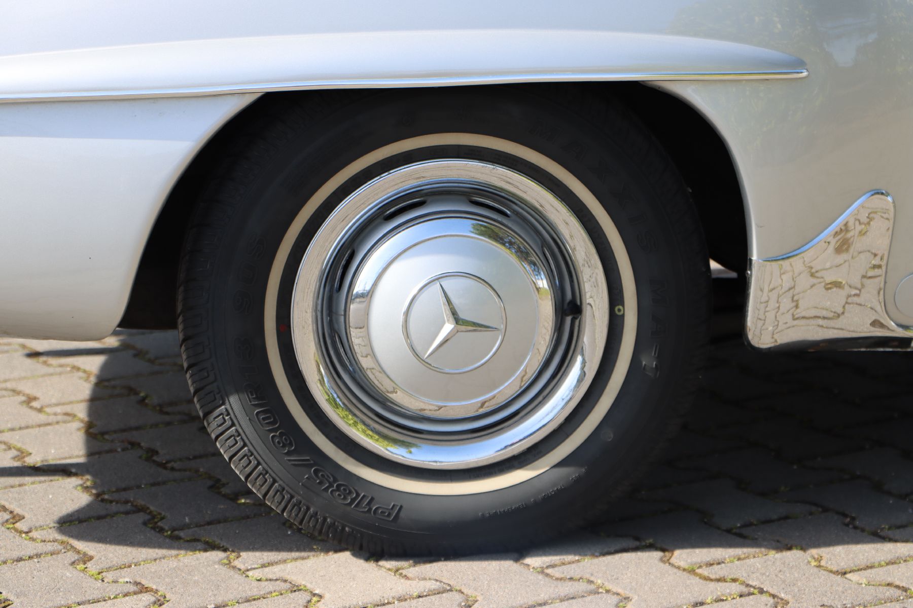 Detail d: Mercedes-Benz 190 SL, Fahrgestellnummer: 8500563, EZ 02/1958, Laufleistung ca. 32.500 km abgelesen, 77 kW/105 PS, Schaltgetriebe, Farbkombination ...
