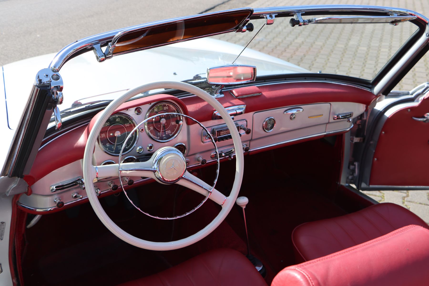 Detail f: Mercedes-Benz 190 SL, Fahrgestellnummer: 8500563, EZ 02/1958, Laufleistung ca. 32.500 km abgelesen, 77 kW/105 PS, Schaltgetriebe, Farbkombination ...