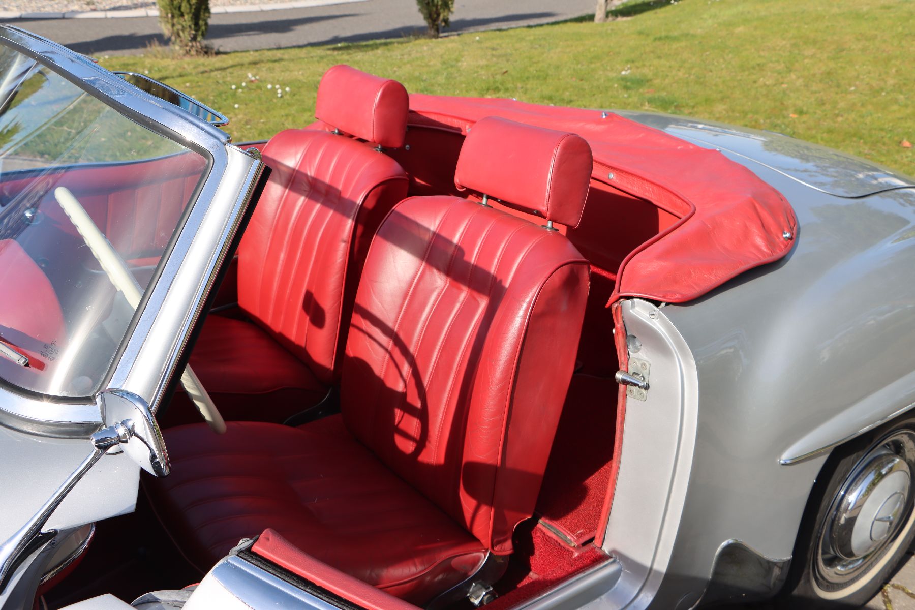 Detail g: Mercedes-Benz 190 SL, Fahrgestellnummer: 8500563, EZ 02/1958, Laufleistung ca. 32.500 km abgelesen, 77 kW/105 PS, Schaltgetriebe, Farbkombination ...