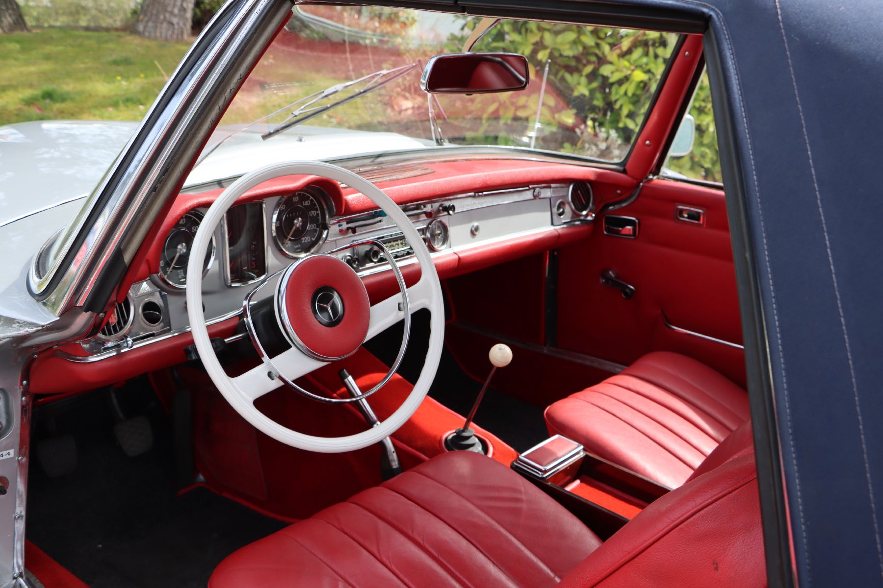 Detail h: Mercedes Benz 230 SL Pagode, EZ 04/1964, Fahrgestellnummer: 11304210004713, Laufleistung ca. 38.500 km abgelesen, 110 kW/150 PS, Schaltgetriebe, ...