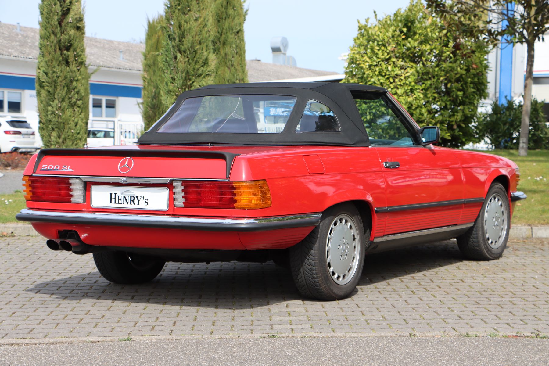 Detail b: Mercedes Benz 500 SL, Fahrgestellnummer: WDB1070461A040763, EZ 07/1988, Laufleistung ca. 126.775 km abgelesen, Automatikgetriebe, Farbkombination ...